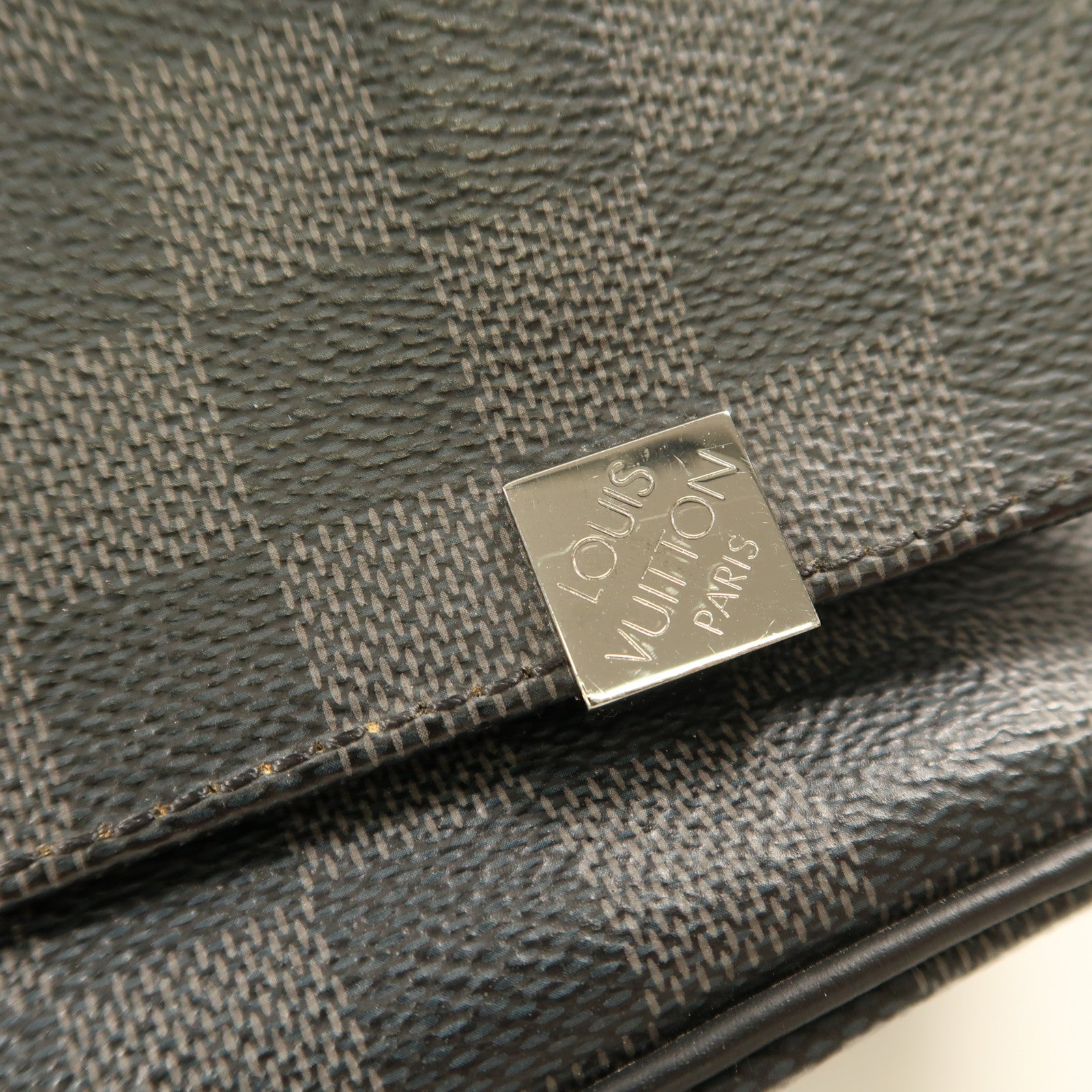 LOUIS VUITTON 【激減優惠】Damier Graphite District MM銀扣肩背袋黑色