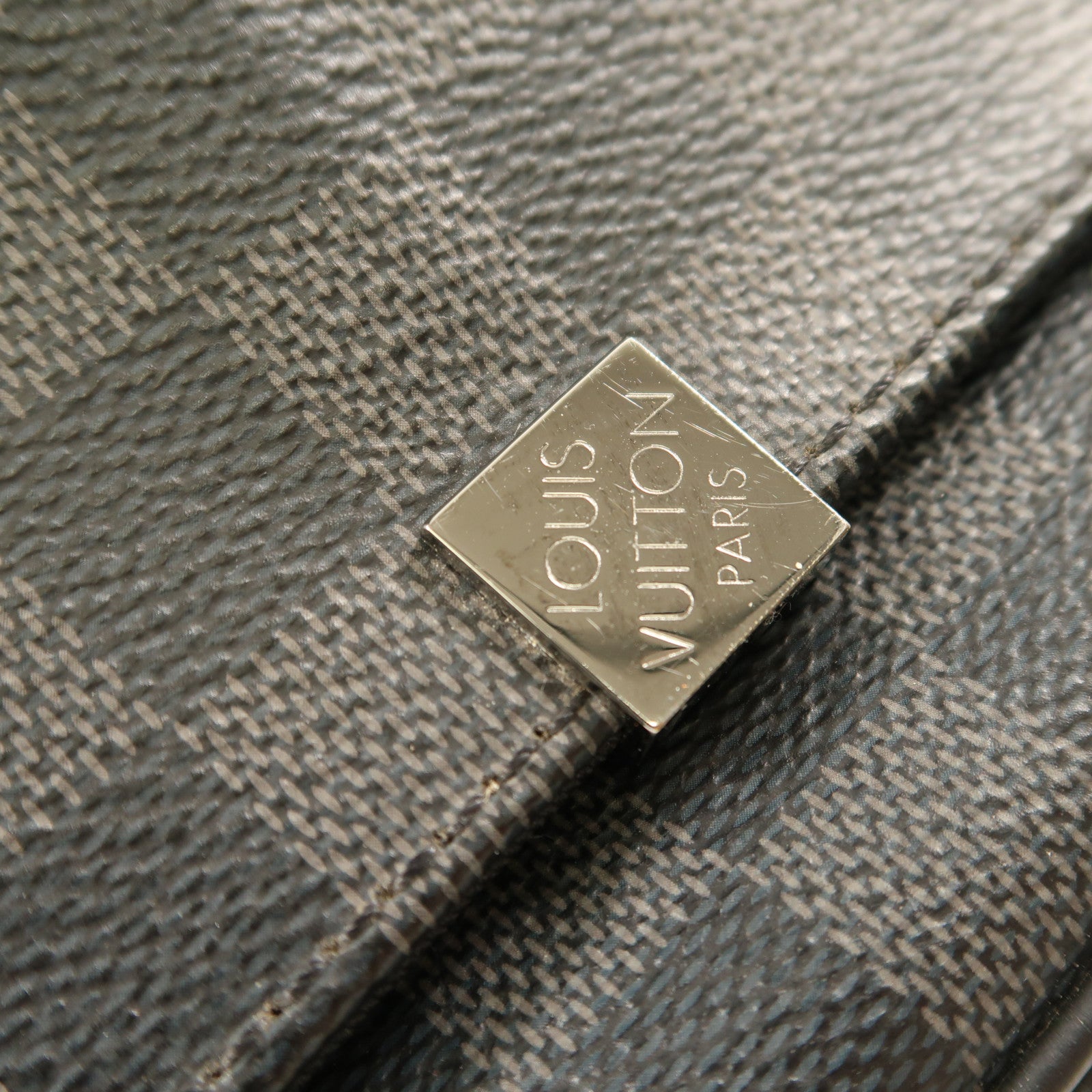 LOUIS VUITTON 【激減優惠】Damier Graphite District MM銀扣肩背袋黑色