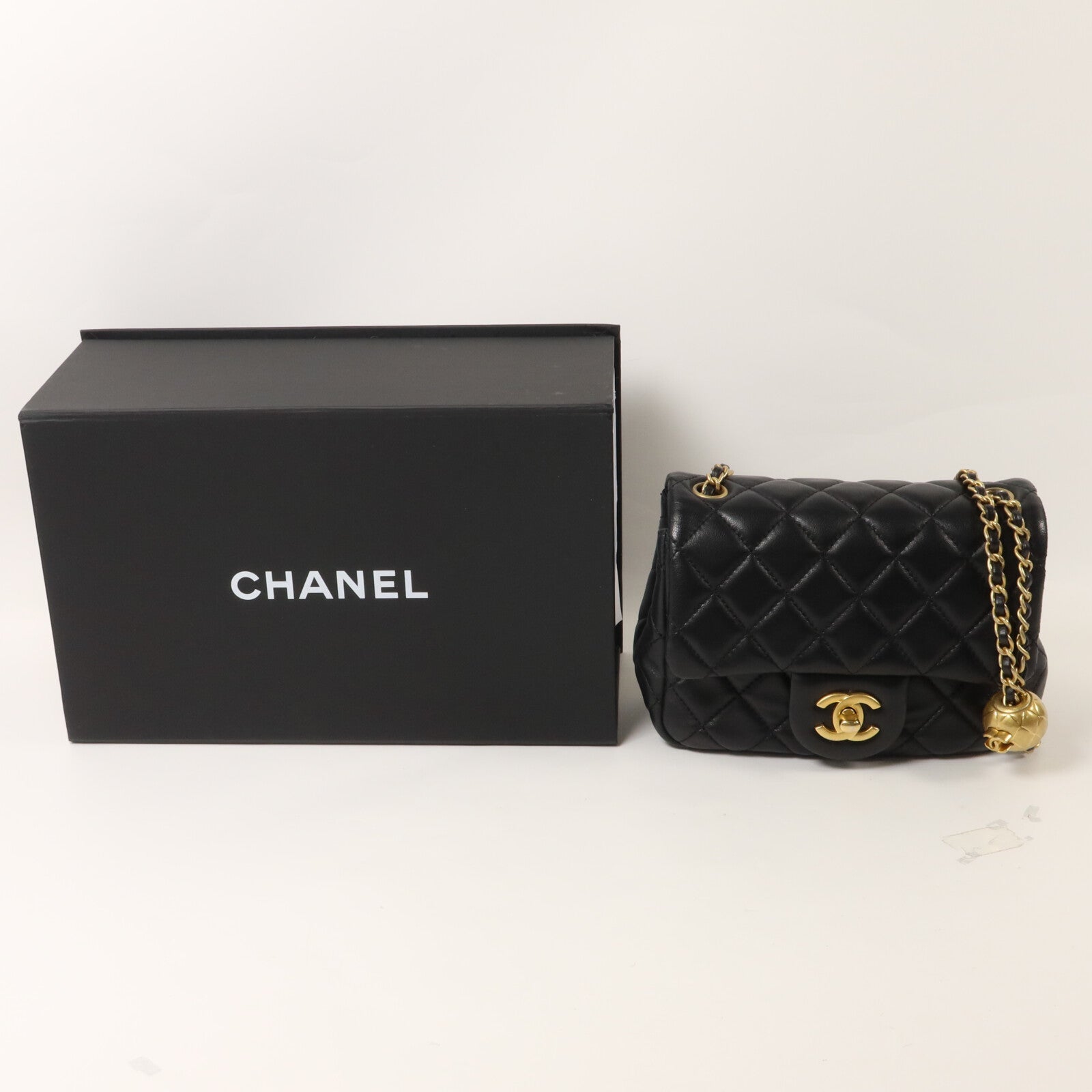 CHANEL 羊皮皮革Mini Classic 17 Gold Ball鏈帶肩背袋