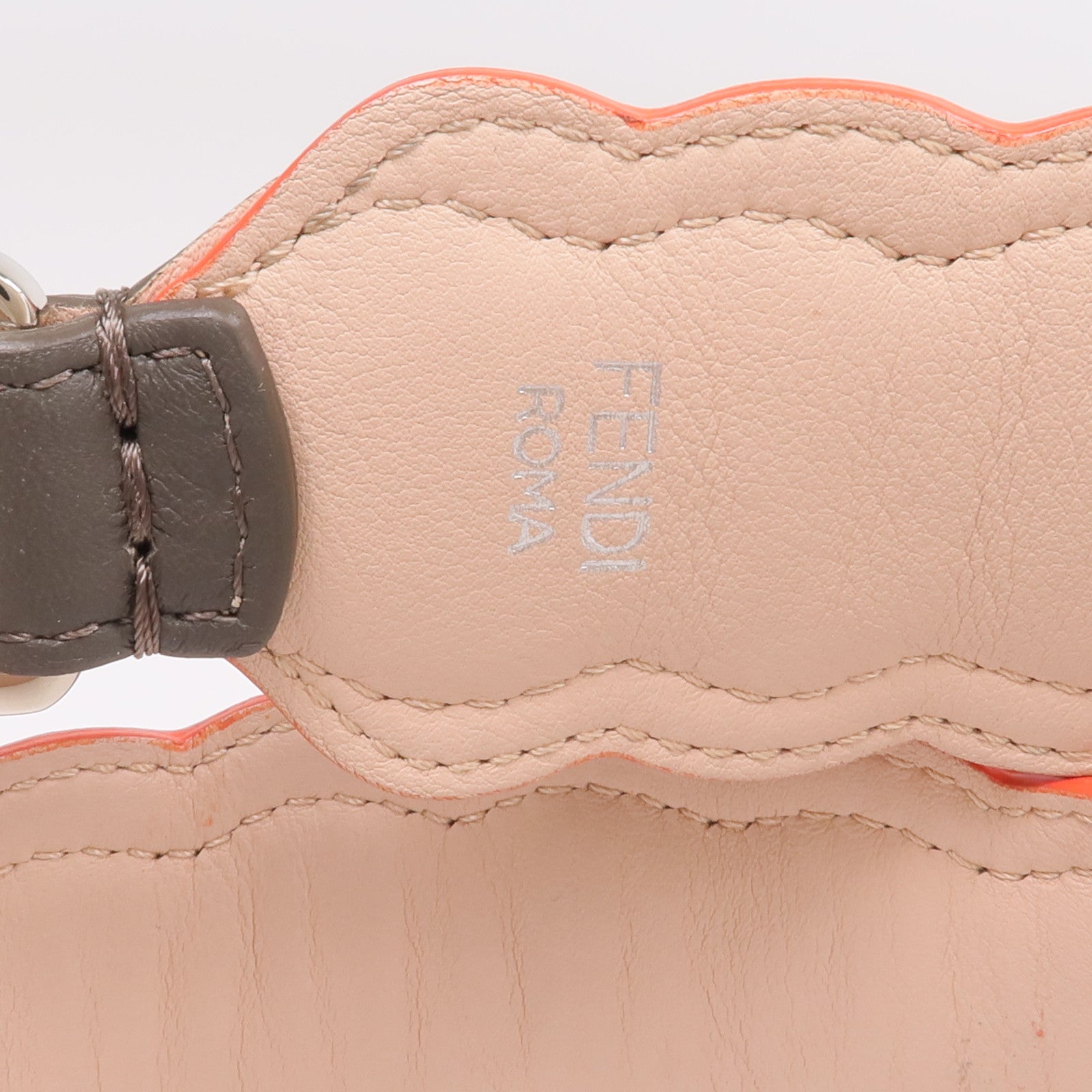 FENDI 牛皮皮革Shoulder Strap銀扣肩帶