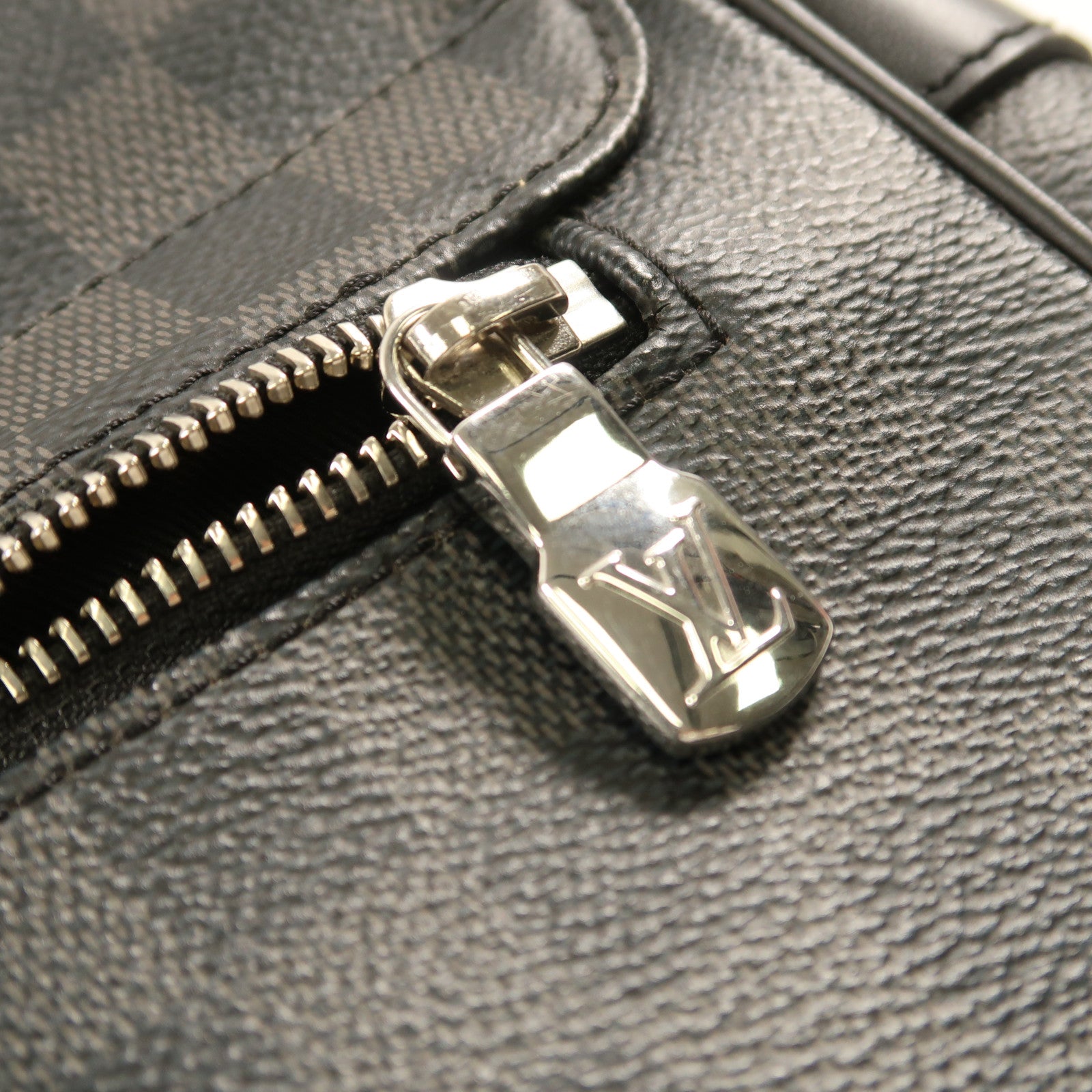 LOUIS VUITTON Damier Graphite District MM銀扣肩背袋黑色