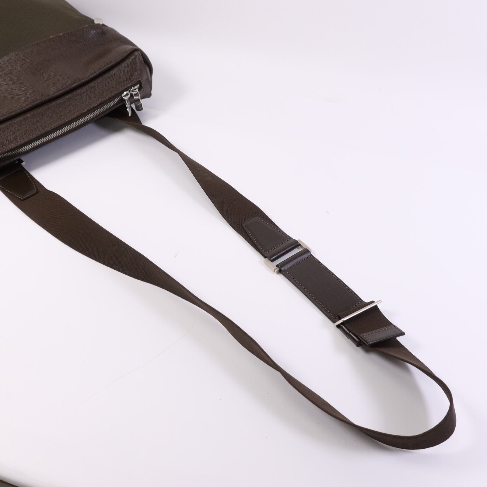 LOUIS VUITTON Taiga/帆布Beluga銀扣肩背袋