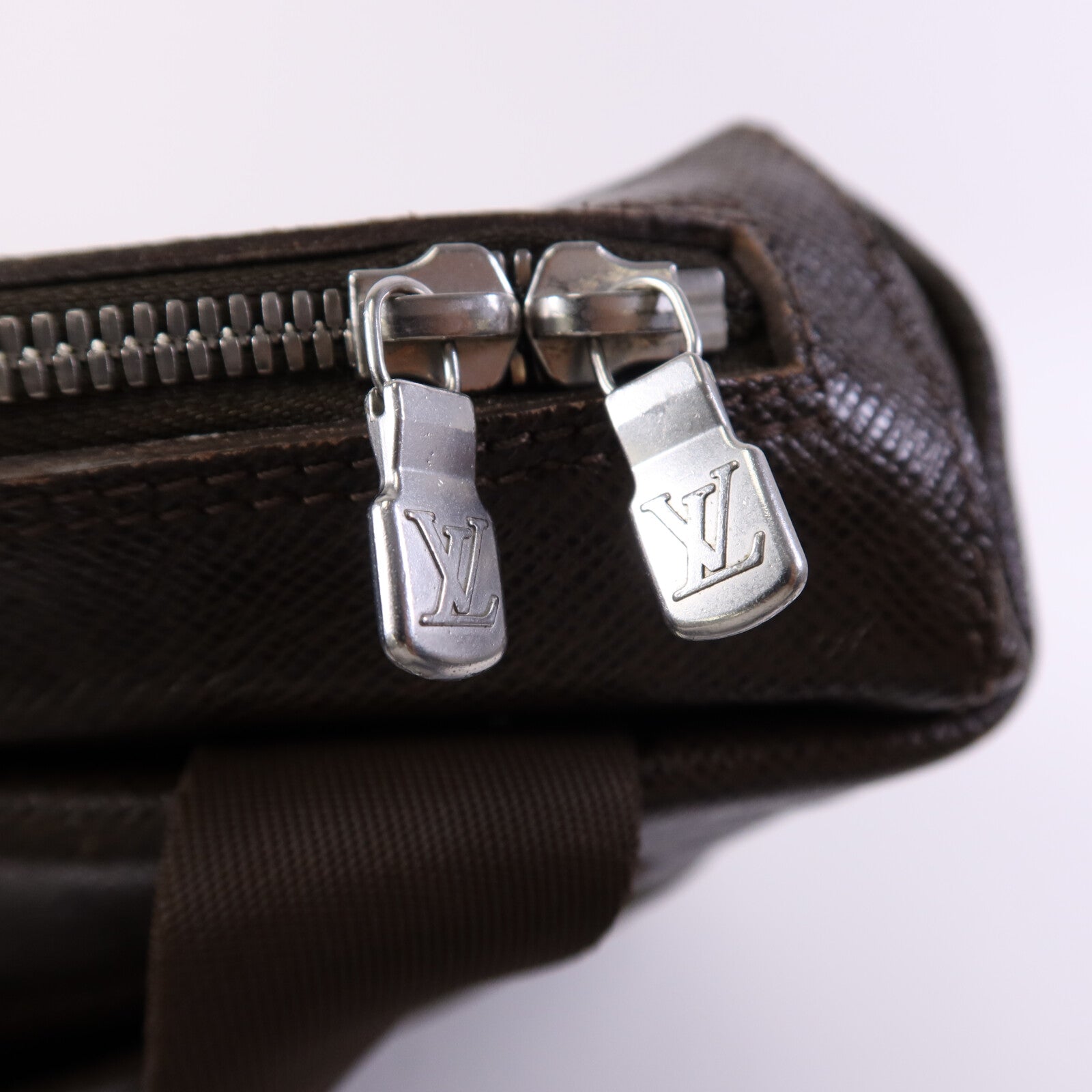 LOUIS VUITTON Taiga/帆布Beluga銀扣肩背袋