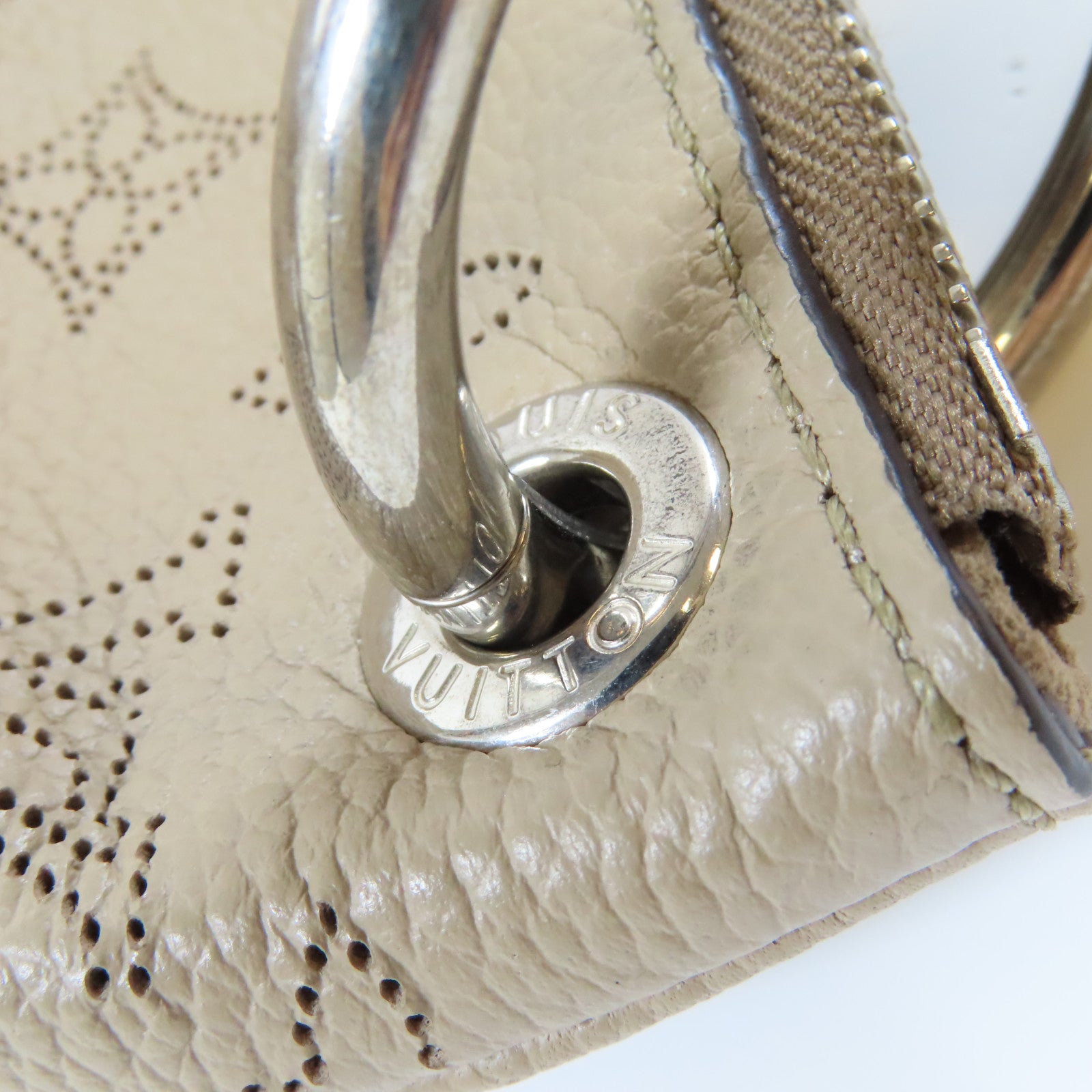 LOUIS VUITTON 【激減優惠】Mahina Beaubourg Hobo MM銀扣手挽肩背兩用袋杏色