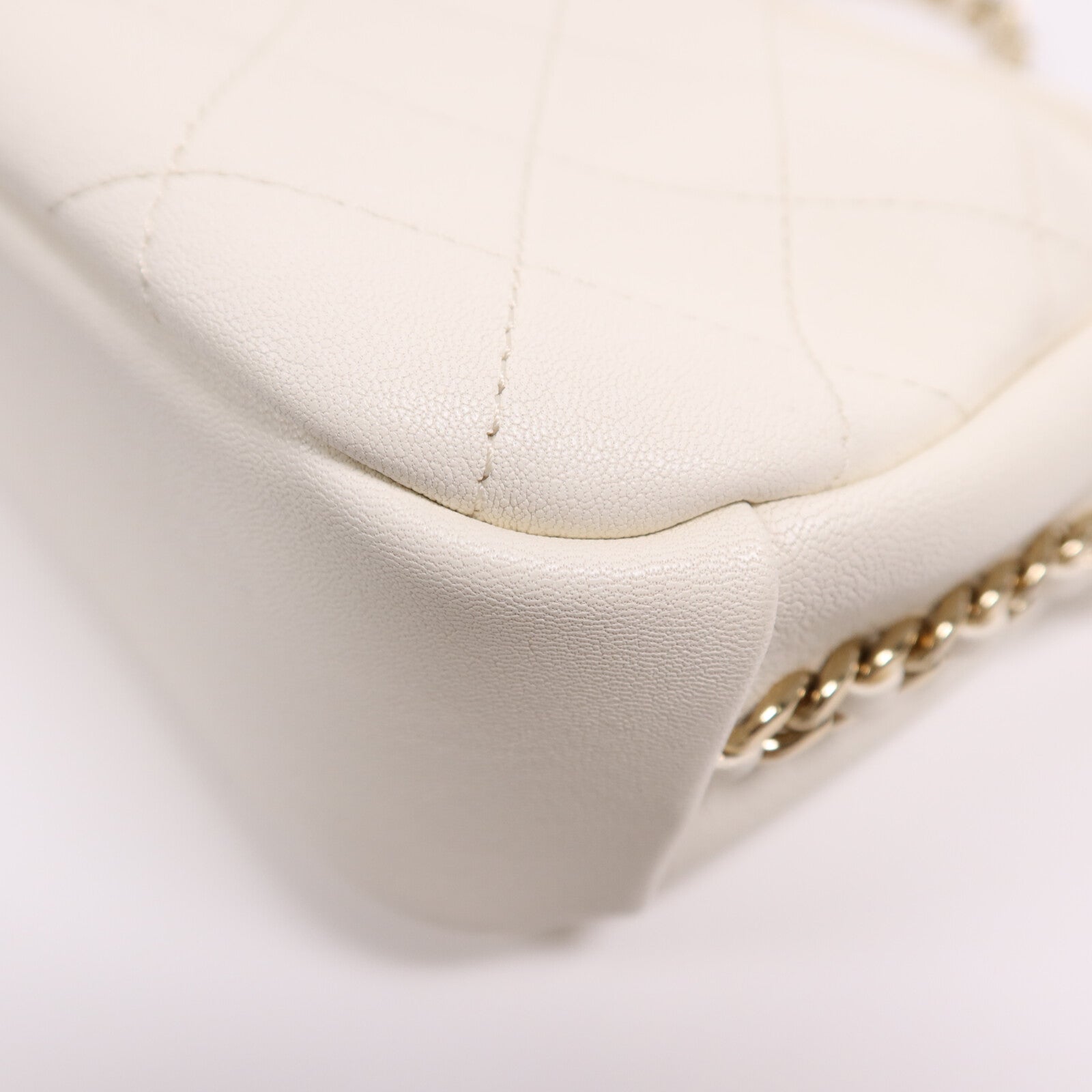 CHANEL 牛皮皮革Camera Shoulder Bag金扣鏈帶肩背袋