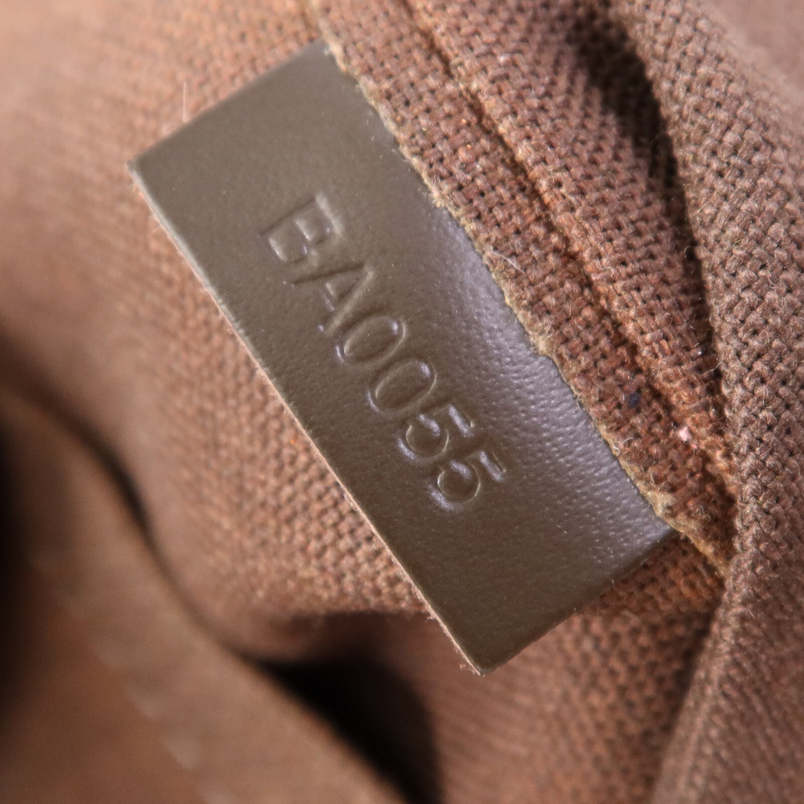 LOUIS VUITTON Taiga/帆布Beluga銀扣肩背袋