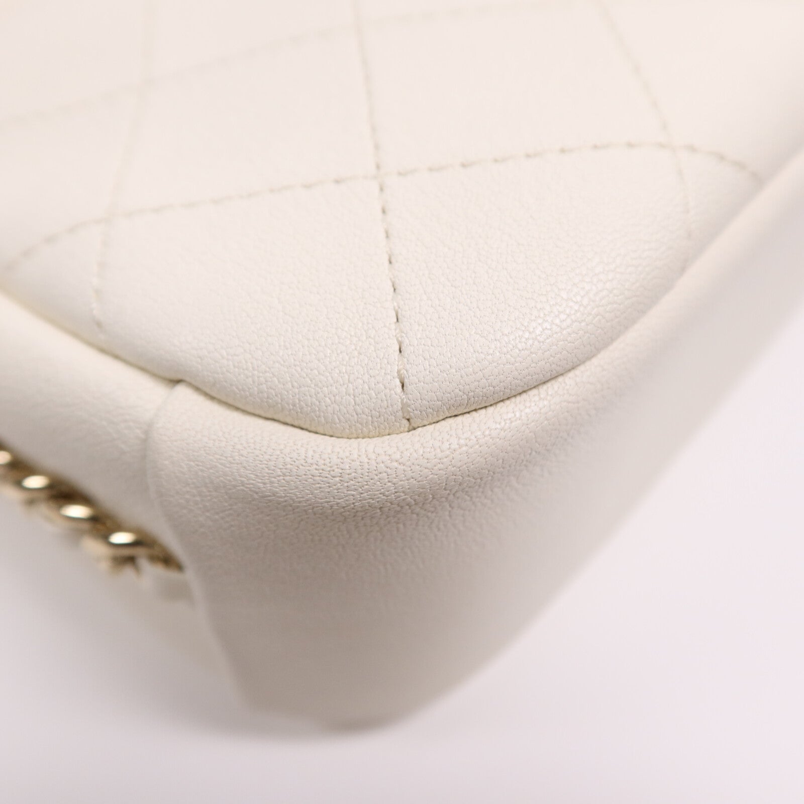 CHANEL 牛皮皮革Camera Shoulder Bag金扣鏈帶肩背袋