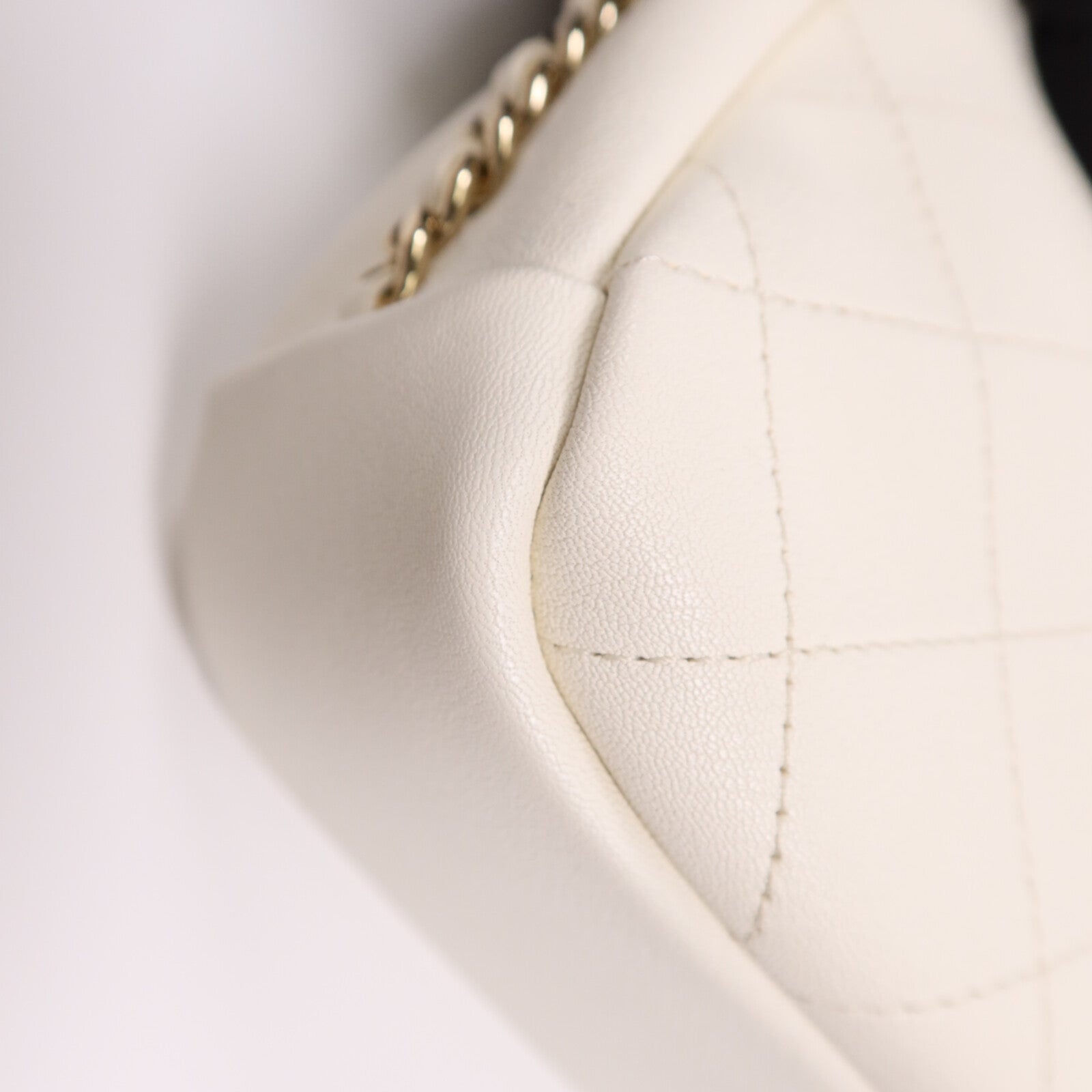 CHANEL 牛皮皮革Camera Shoulder Bag金扣鏈帶肩背袋