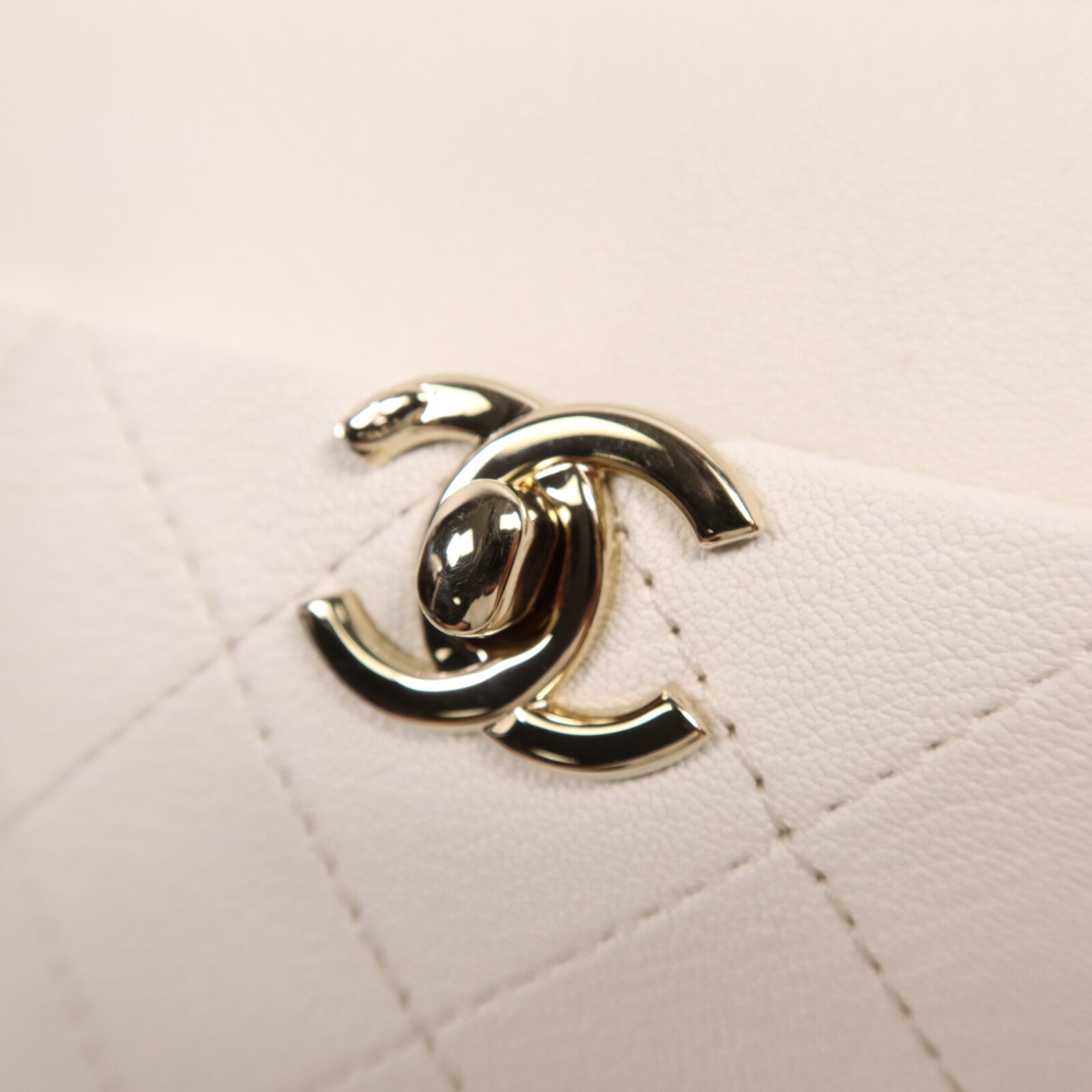 CHANEL 牛皮皮革Camera Shoulder Bag金扣鏈帶肩背袋