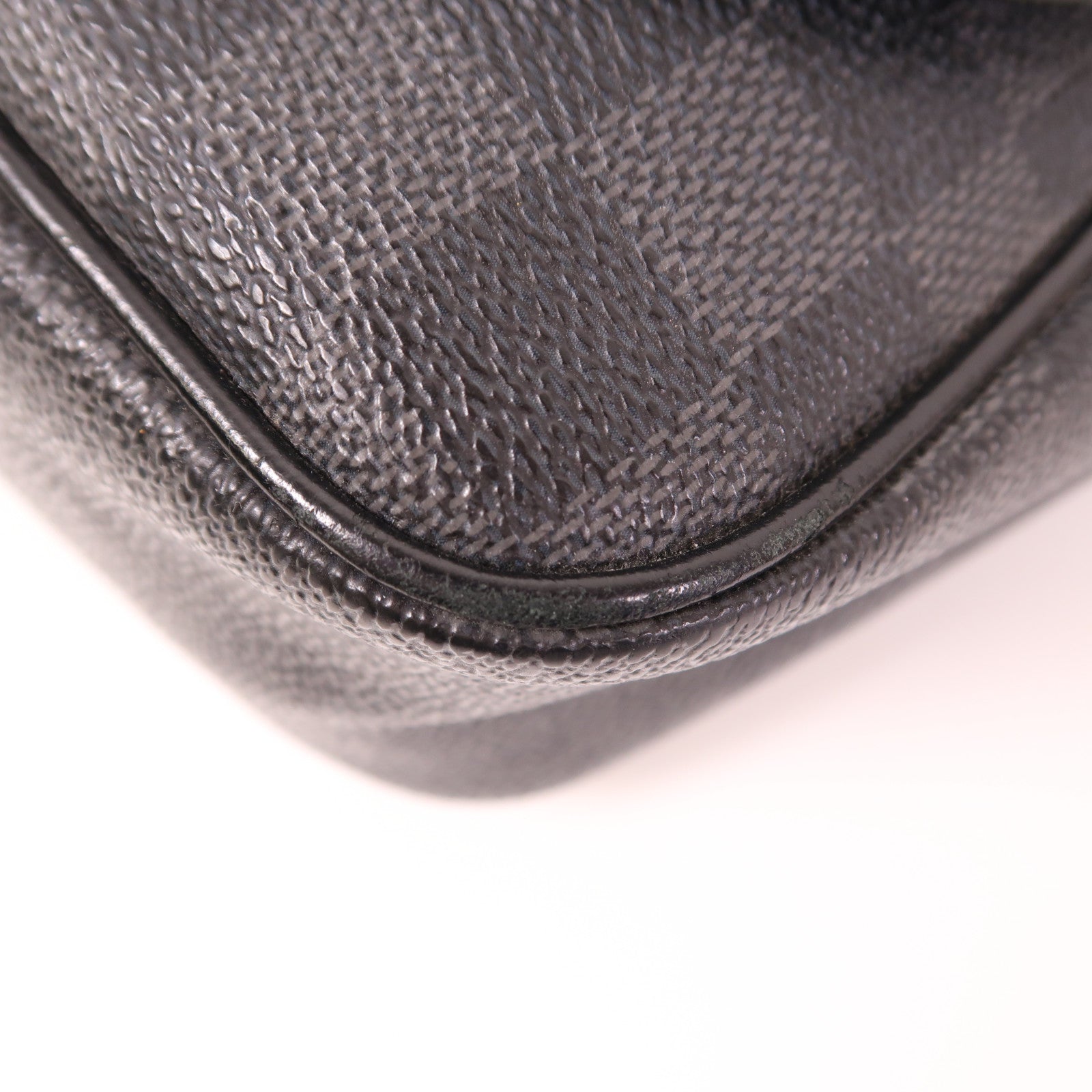 LOUIS VUITTON Damier Graphite Daniel MM銀扣肩背袋