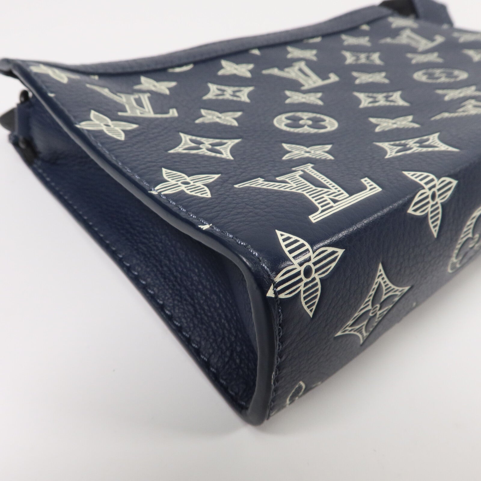 LOUIS VUITTON Monogram Shadow Gaston Wearable Wallet肩背袋