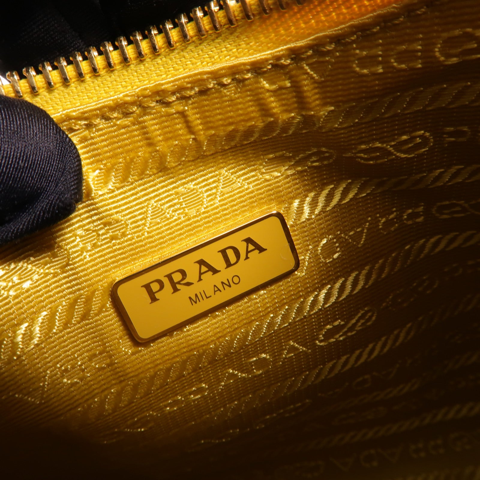 PRADA 牛皮皮革Re-Edition肩背袋