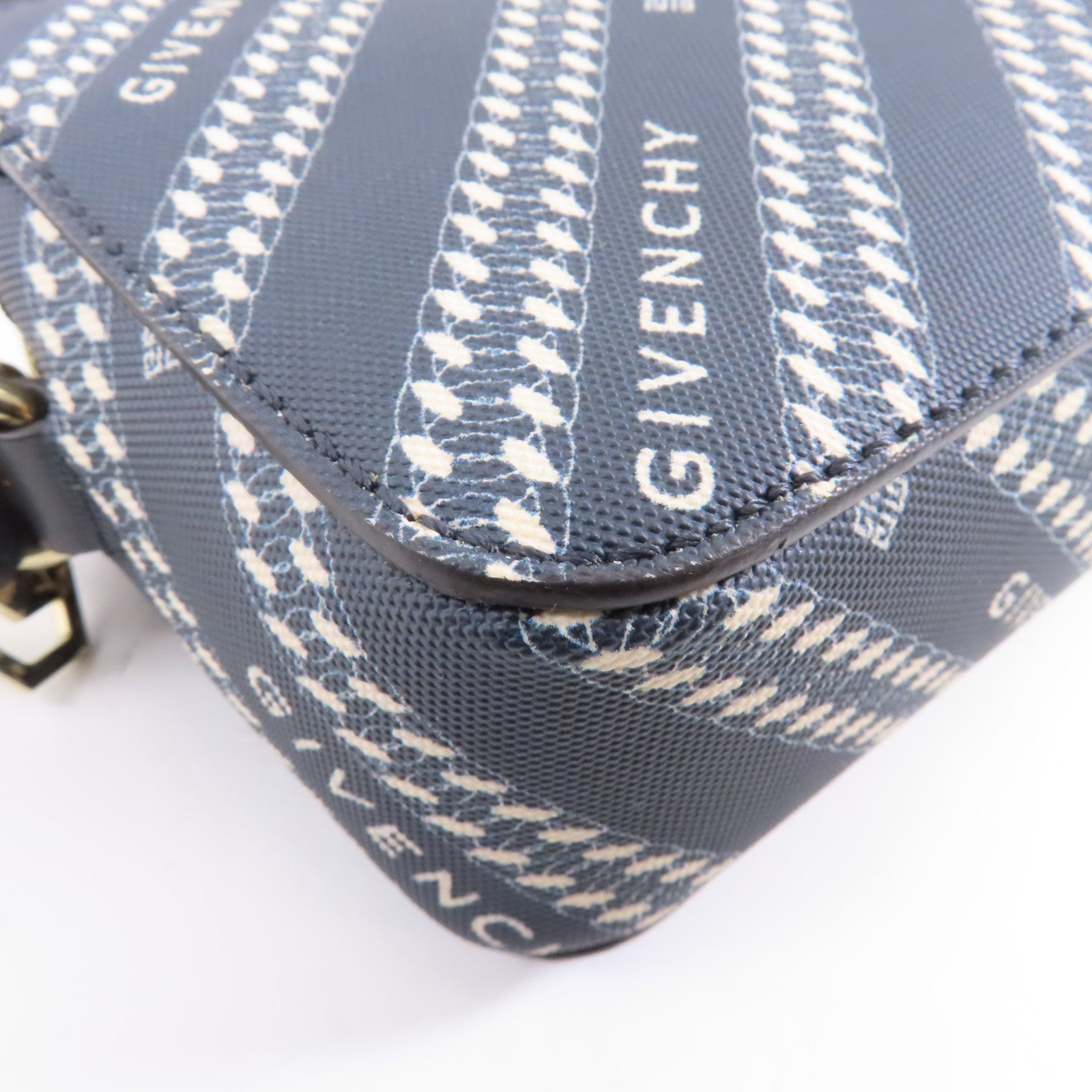GIVENCHY 牛皮皮革/塗層帆布Shoulder Bag金扣肩背袋白色
