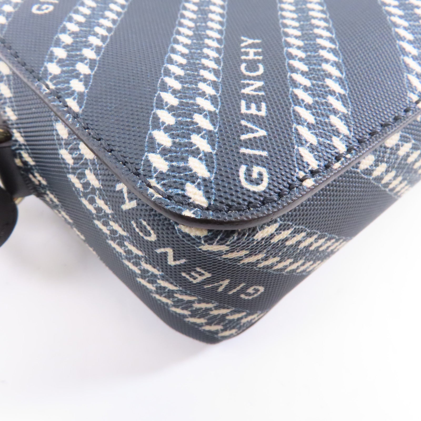 GIVENCHY 牛皮皮革/塗層帆布Shoulder Bag金扣肩背袋白色
