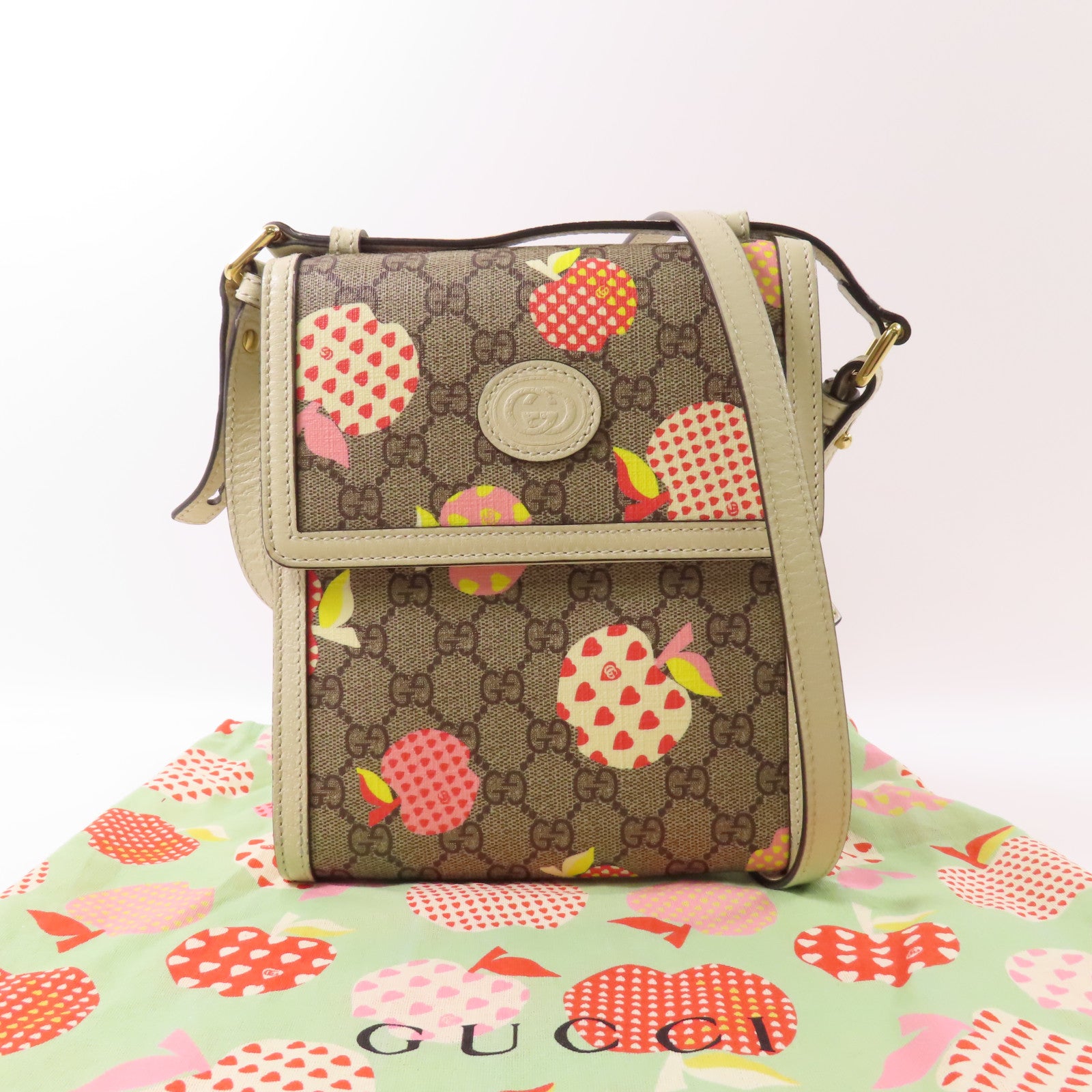 GUCCI 【激減優惠】塗層帆布GG Emboss Messenger Bag金扣肩背袋