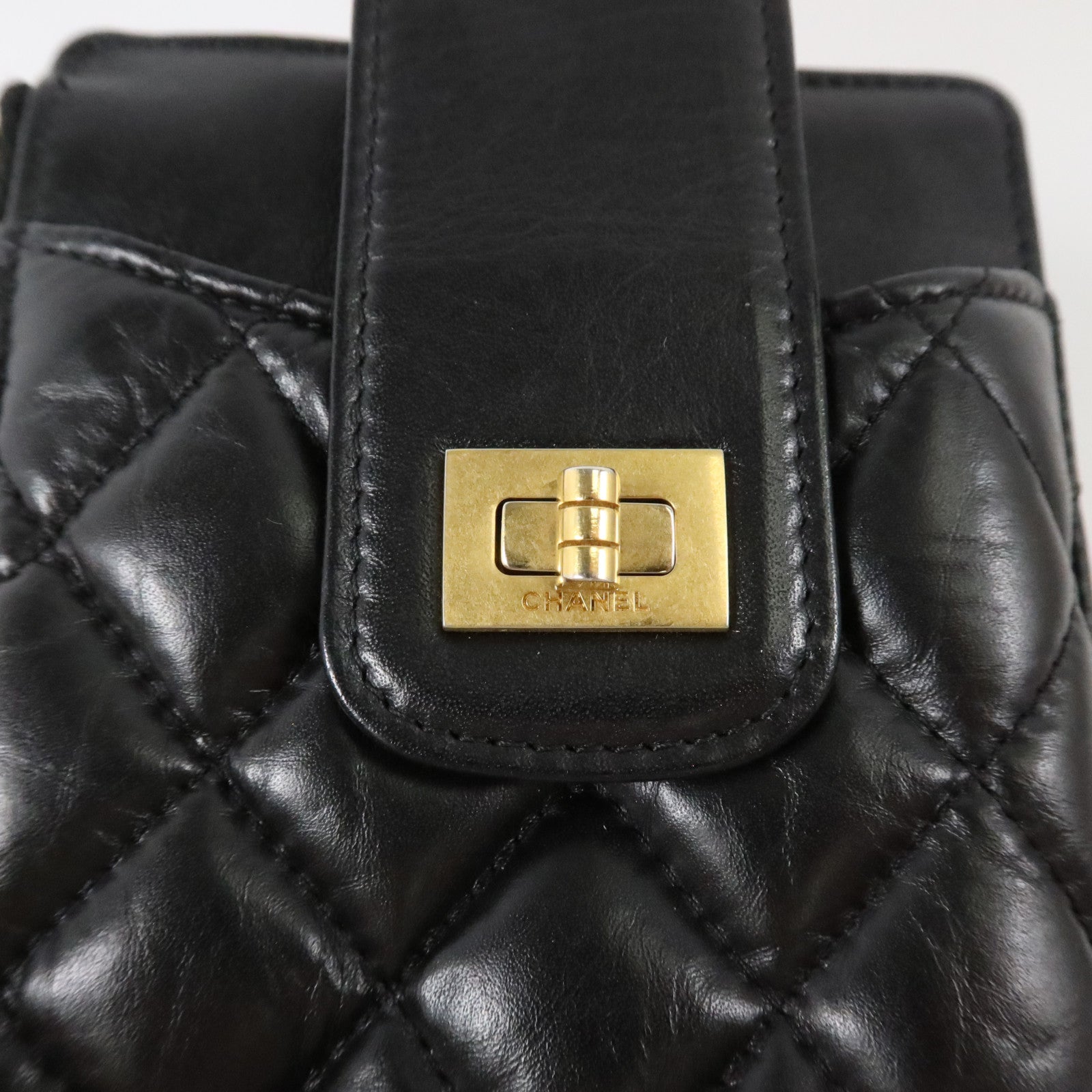CHANEL 牛皮皮革2.55 Reissue Phone Holder With Chain金扣鏈帶肩背袋