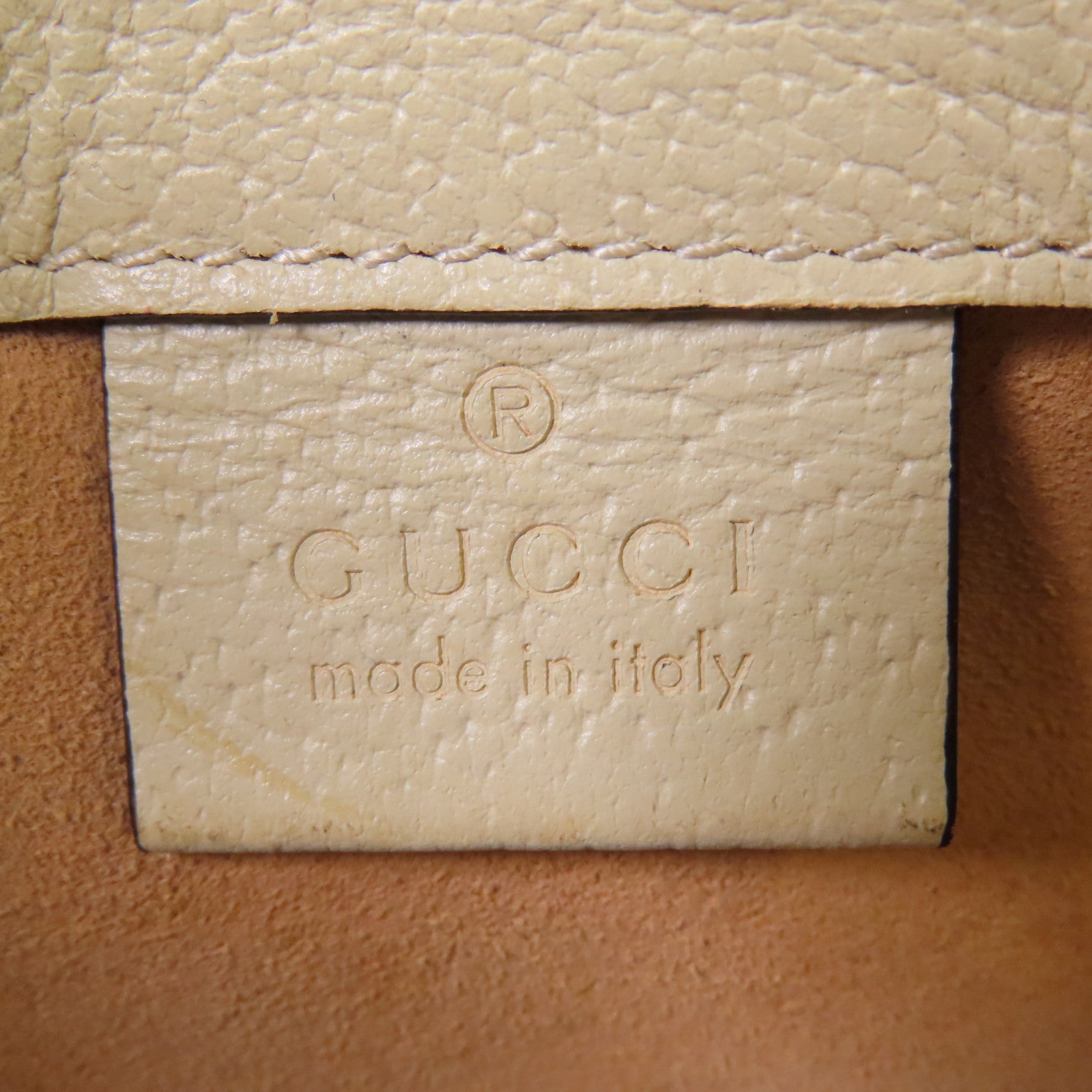 GUCCI 塗層帆布GG Emboss Messenger Bag金扣肩背袋