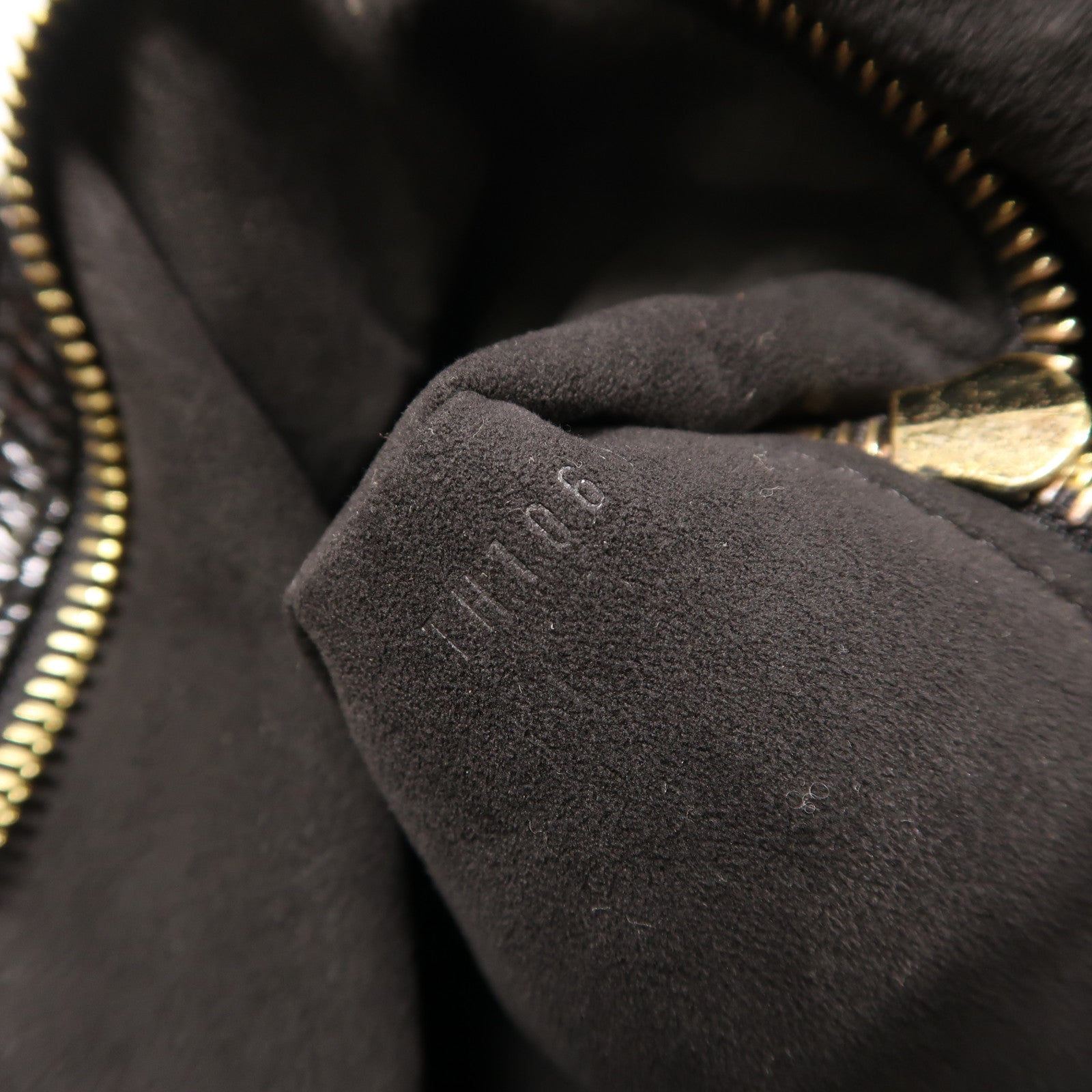 LOUIS VUITTON 漆皮皮革Mahina Surya L金扣肩背袋