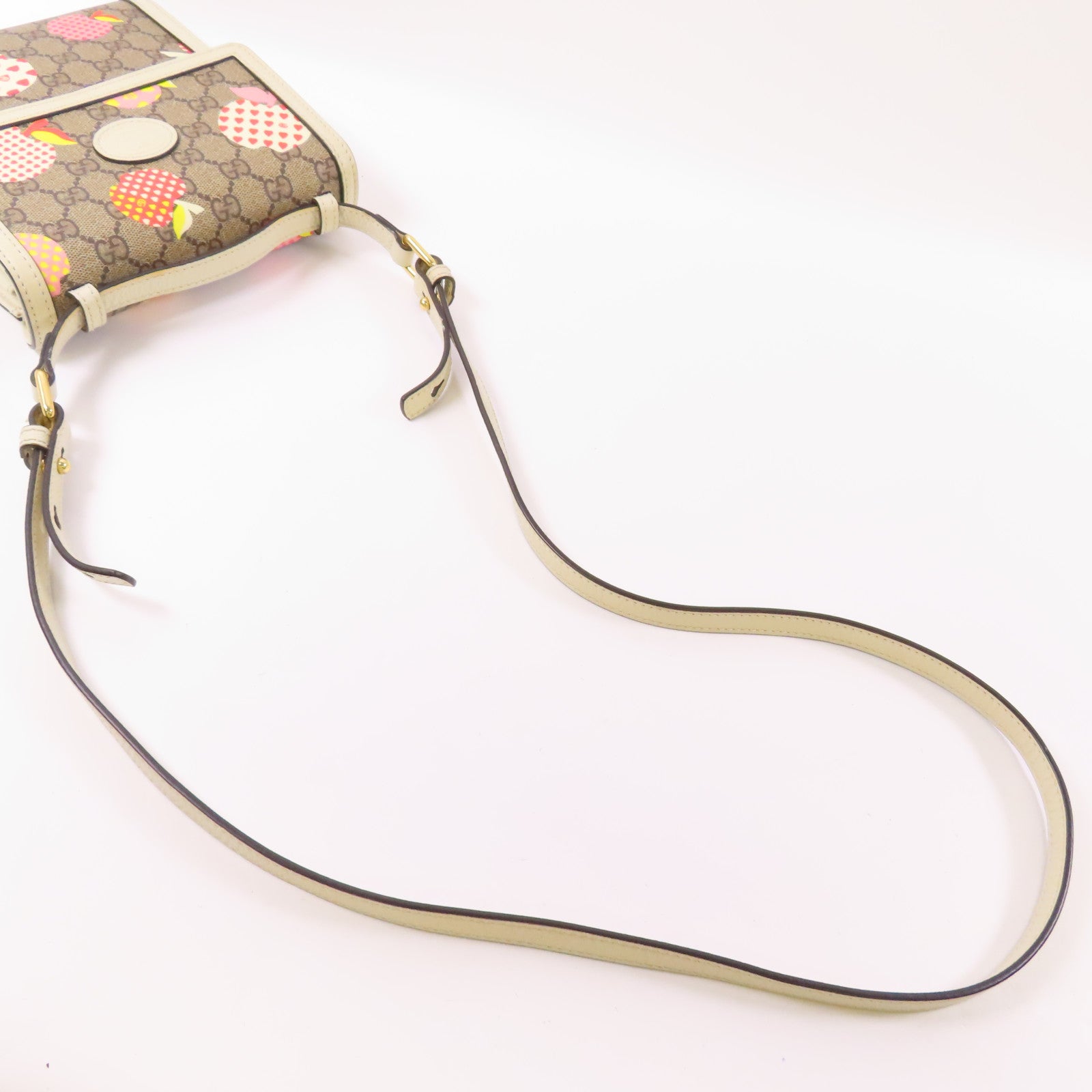 GUCCI 【激減優惠】塗層帆布GG Emboss Messenger Bag金扣肩背袋