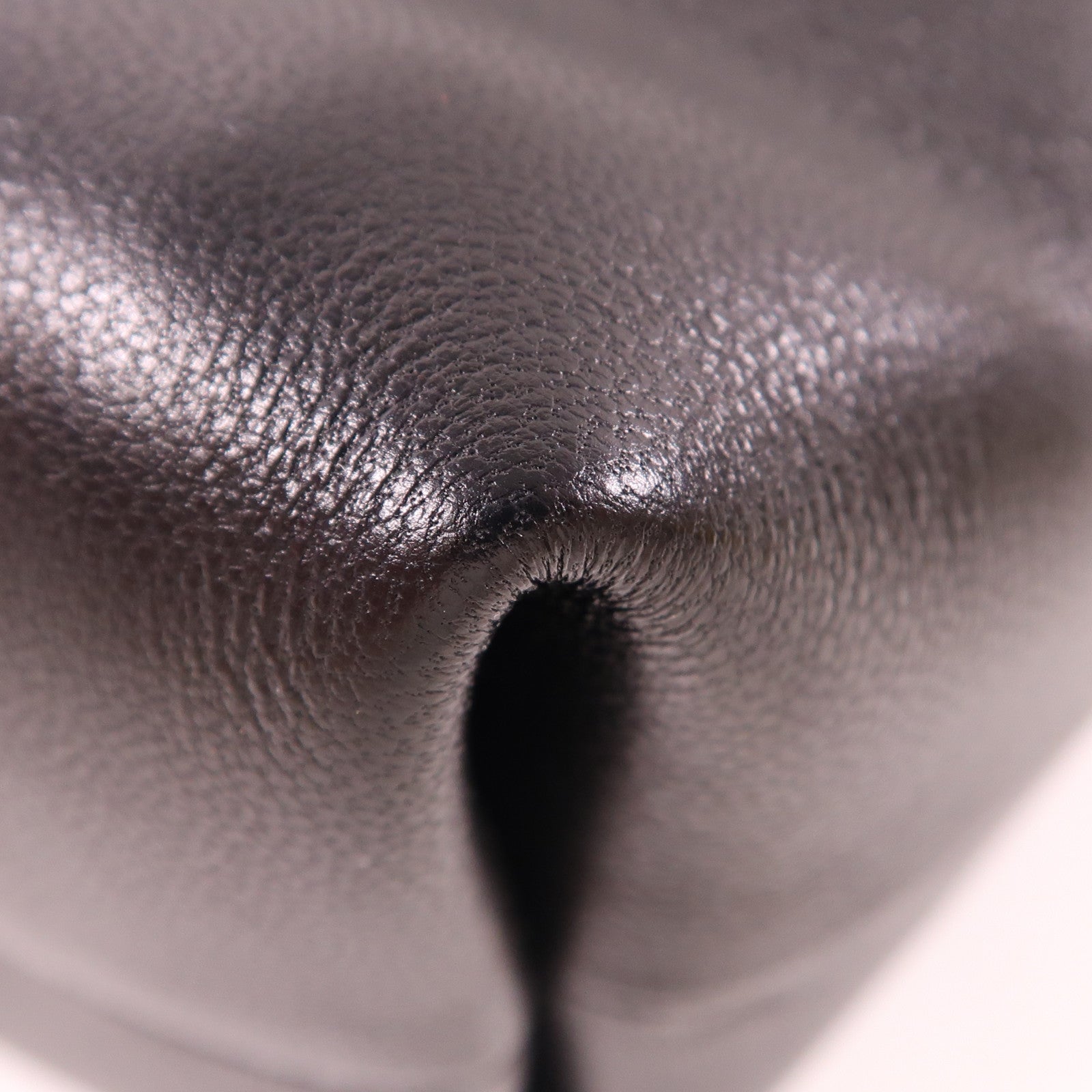 Valentino 【激減優惠】羊皮皮革V Logo Pouf Mini Bucket金扣肩背袋