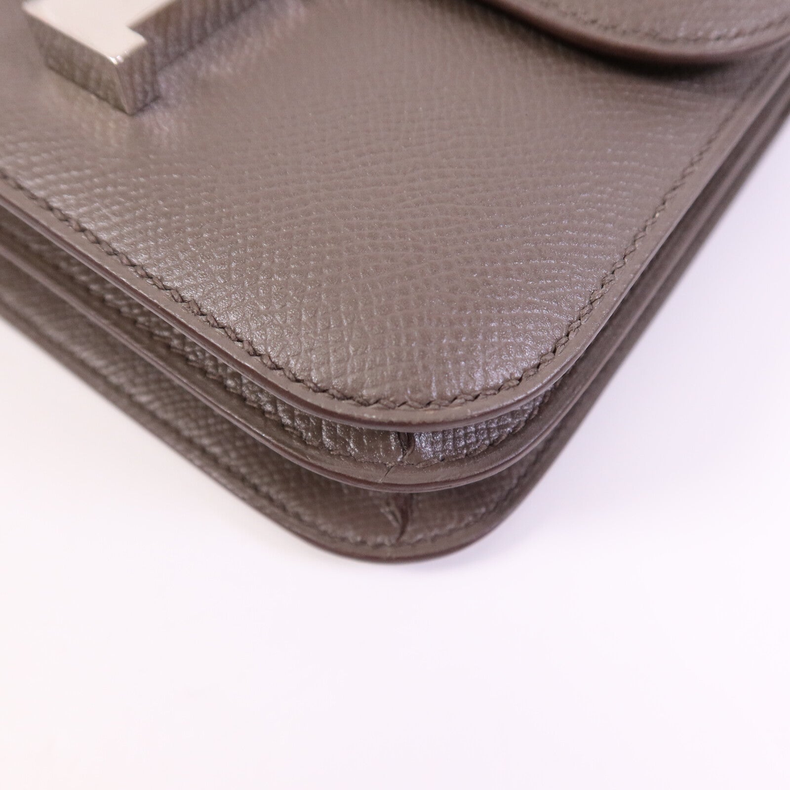 HERMES Epsom皮革Constance Mini銀扣肩背袋Etain