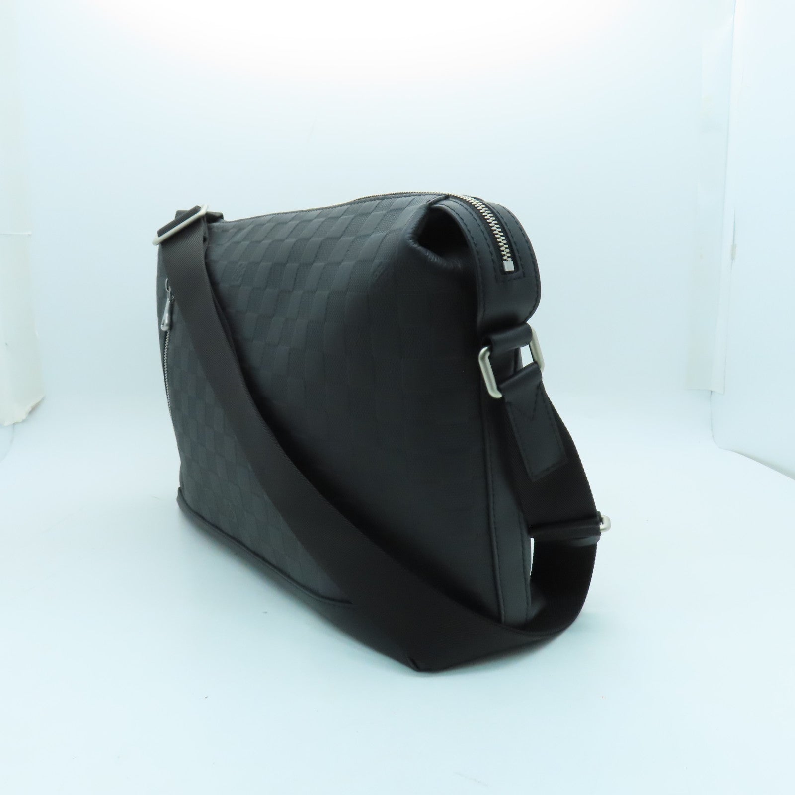 LOUIS VUITTON Damier infini Discovery Messenger MM silver buckle shoulder bag black
