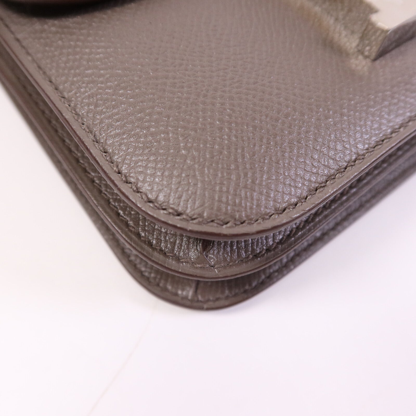 HERMES Epsom皮革Constance Mini銀扣肩背袋Etain