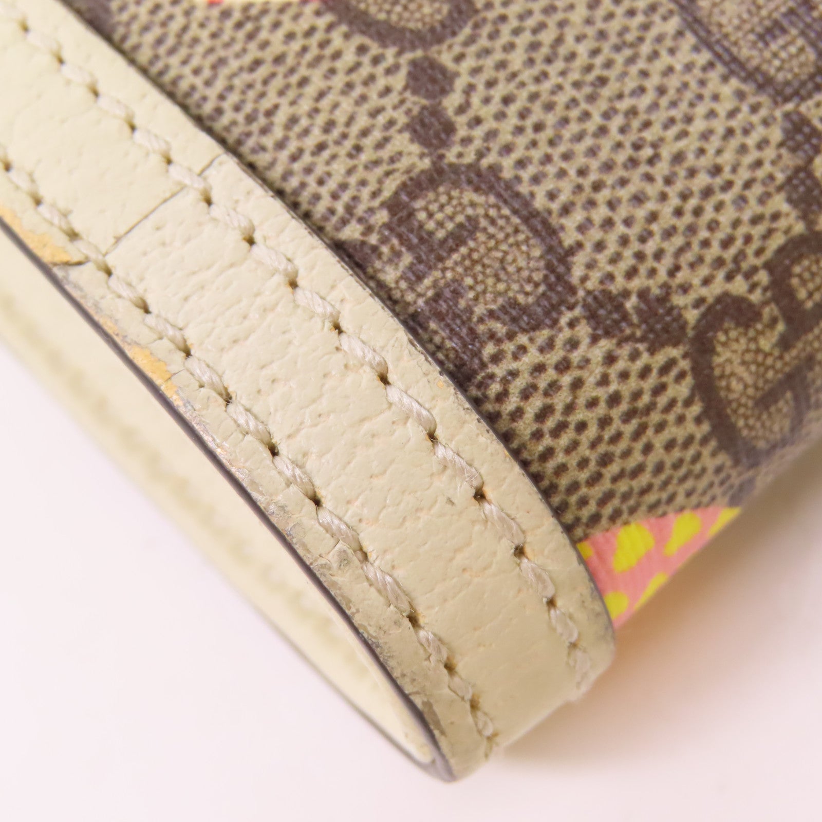 GUCCI 塗層帆布GG Emboss Messenger Bag金扣肩背袋