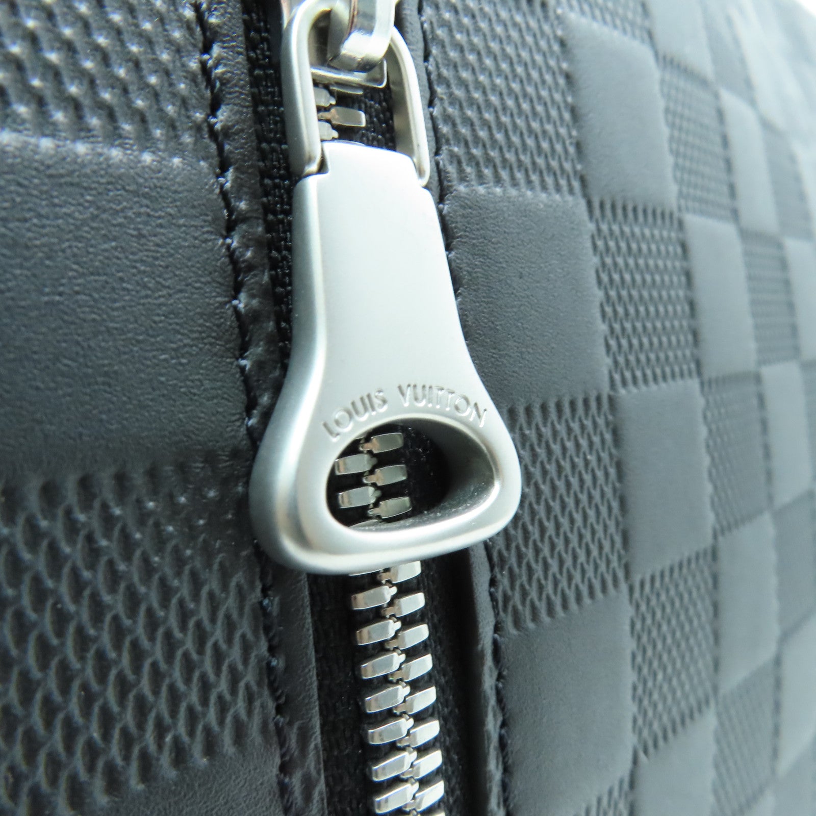 LOUIS VUITTON Damier infini Discovery Messenger MM silver buckle shoulder bag black