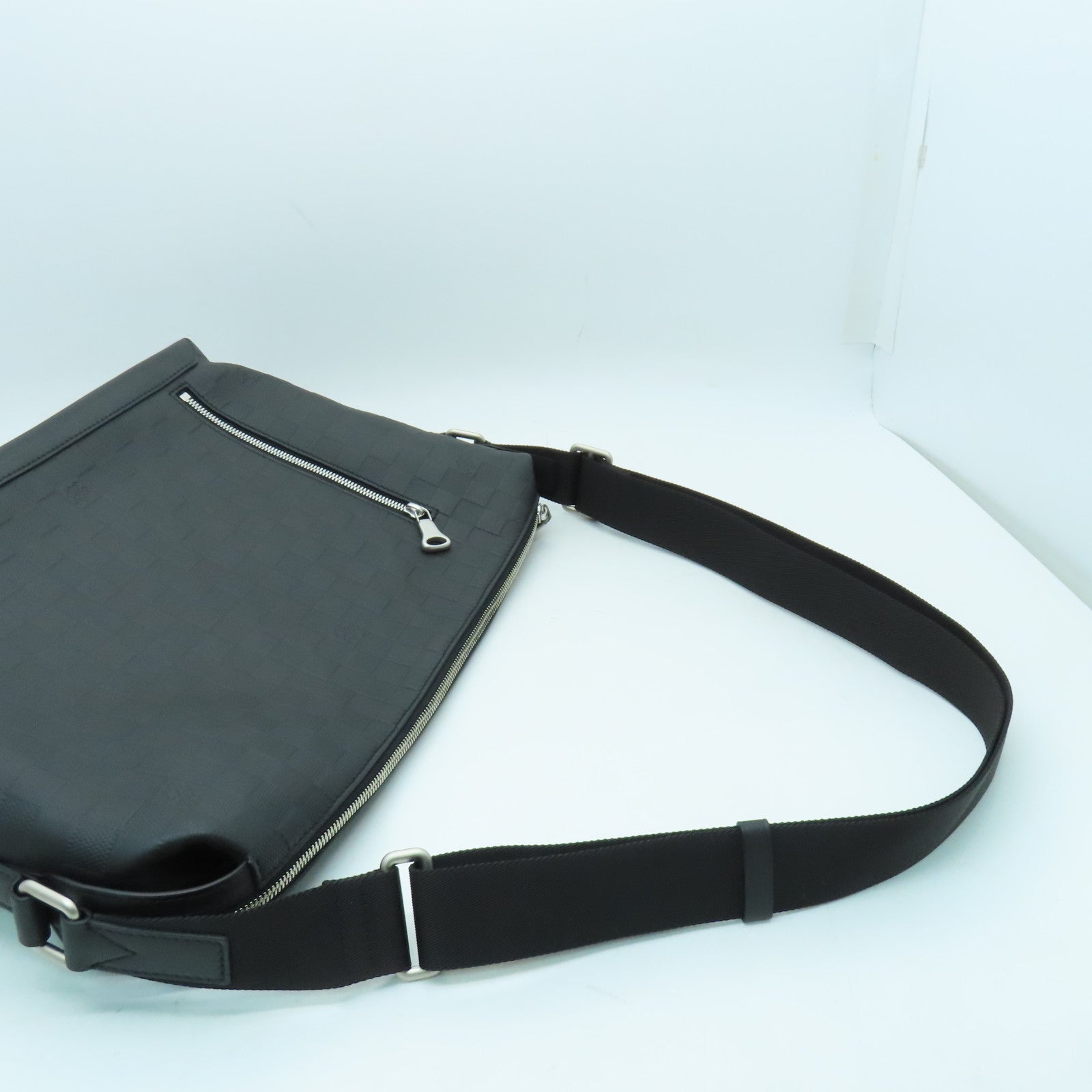 LOUIS VUITTON Damier infini Discovery Messenger MM silver buckle shoulder bag black