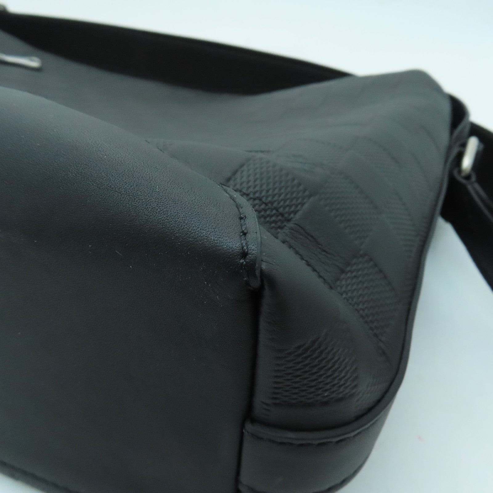 LOUIS VUITTON Damier infini Discovery Messenger MM silver buckle shoulder bag black