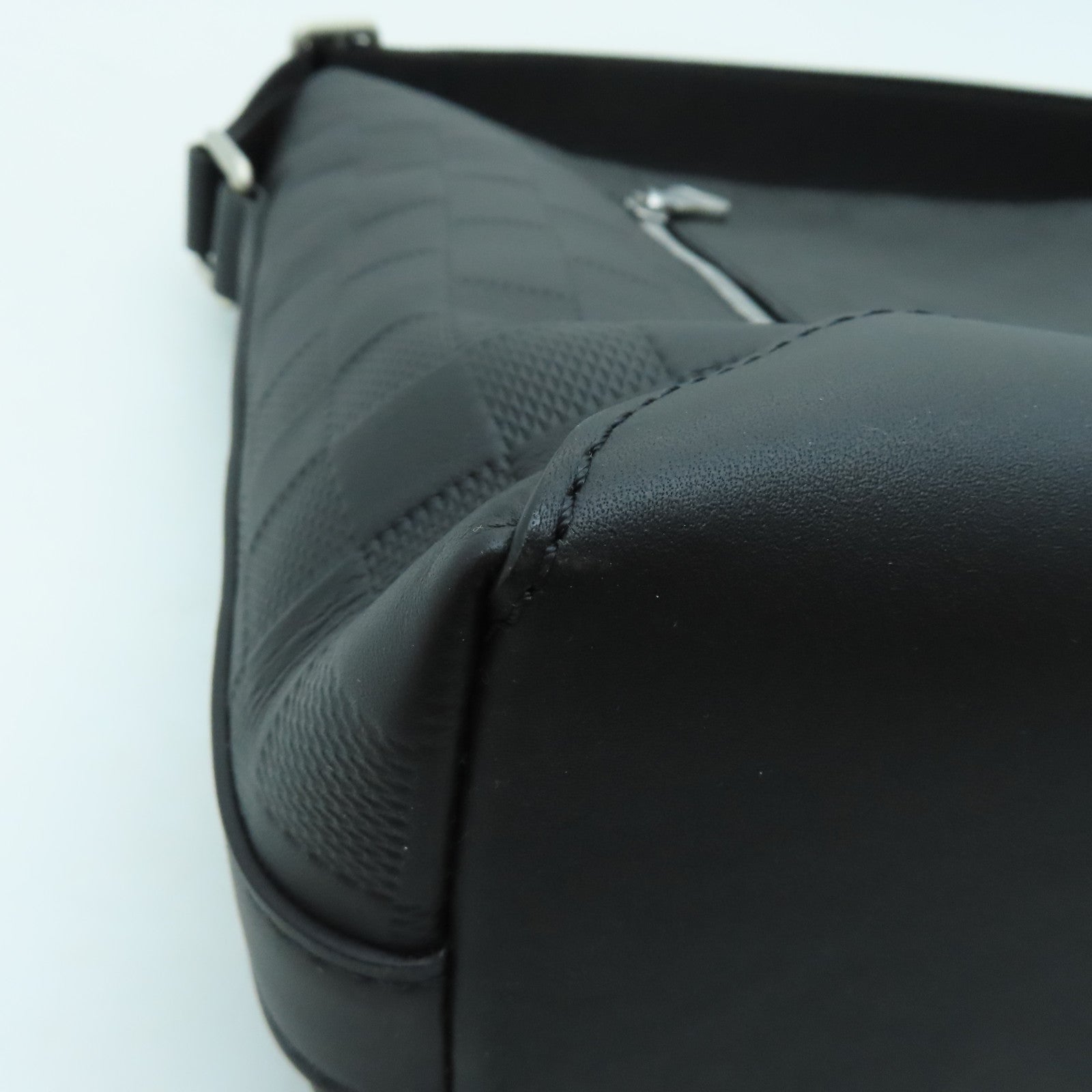 LOUIS VUITTON Damier infini Discovery Messenger MM silver buckle shoulder bag black