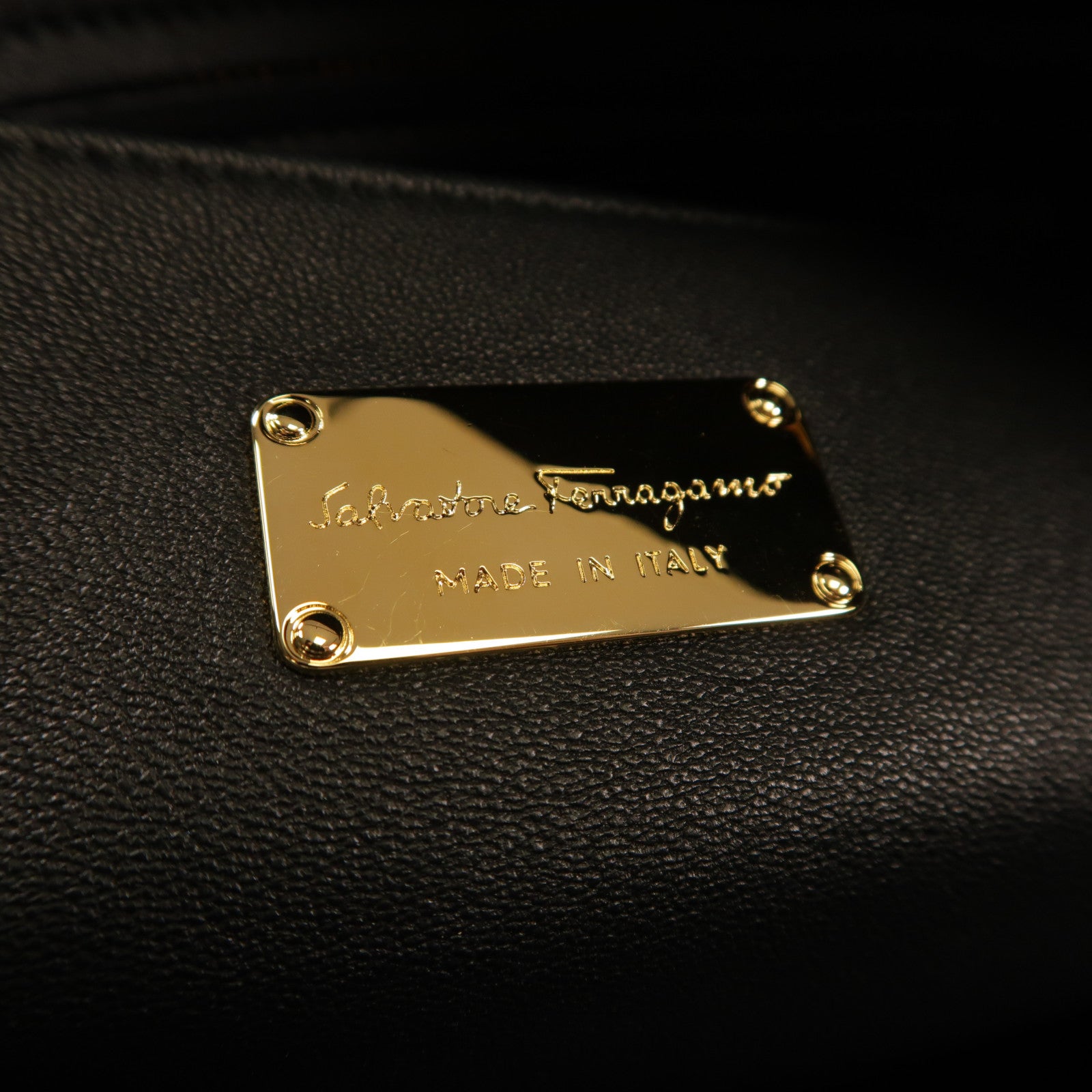 Salvatore Ferragamo 牛皮皮革Hand Bag金扣肩背袋