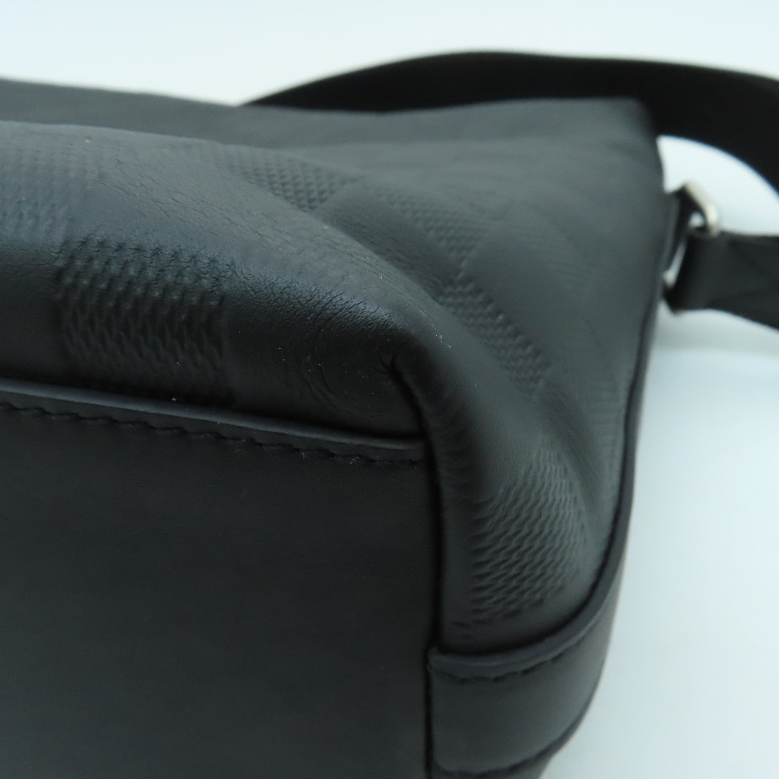 LOUIS VUITTON Damier infini Discovery Messenger MM silver buckle shoulder bag black