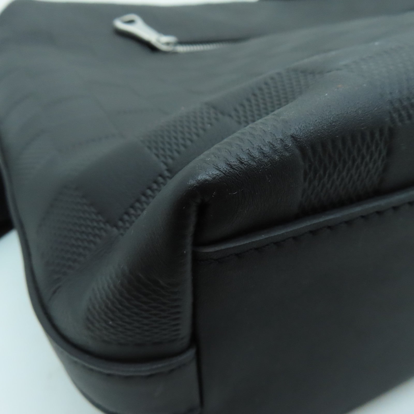 LOUIS VUITTON Damier infini Discovery Messenger MM silver buckle shoulder bag black