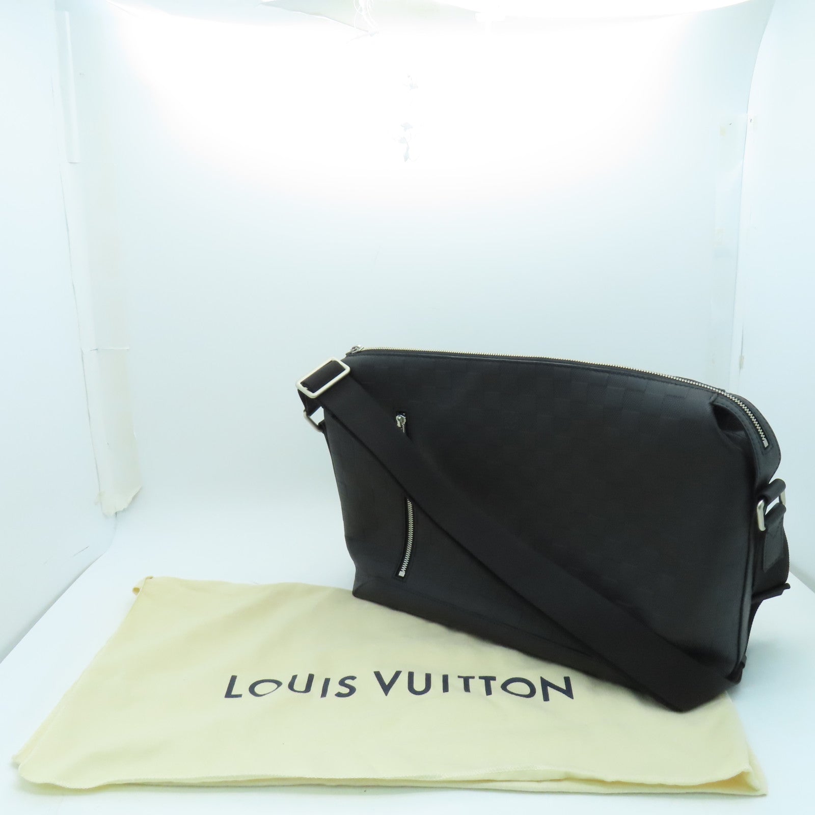 LOUIS VUITTON Damier infini Discovery Messenger MM silver buckle shoulder bag black