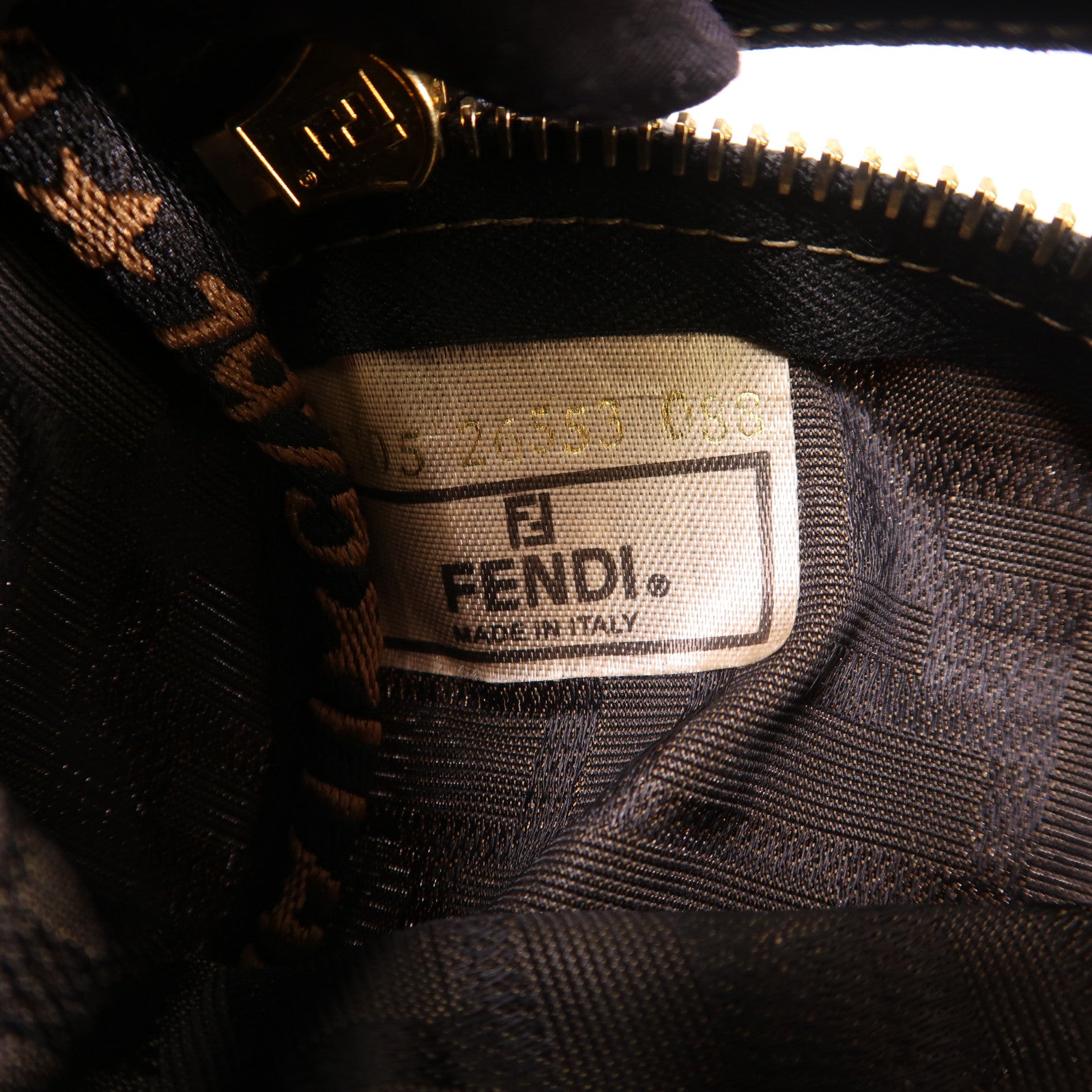 FENDI 帆布Pouch金扣小袋