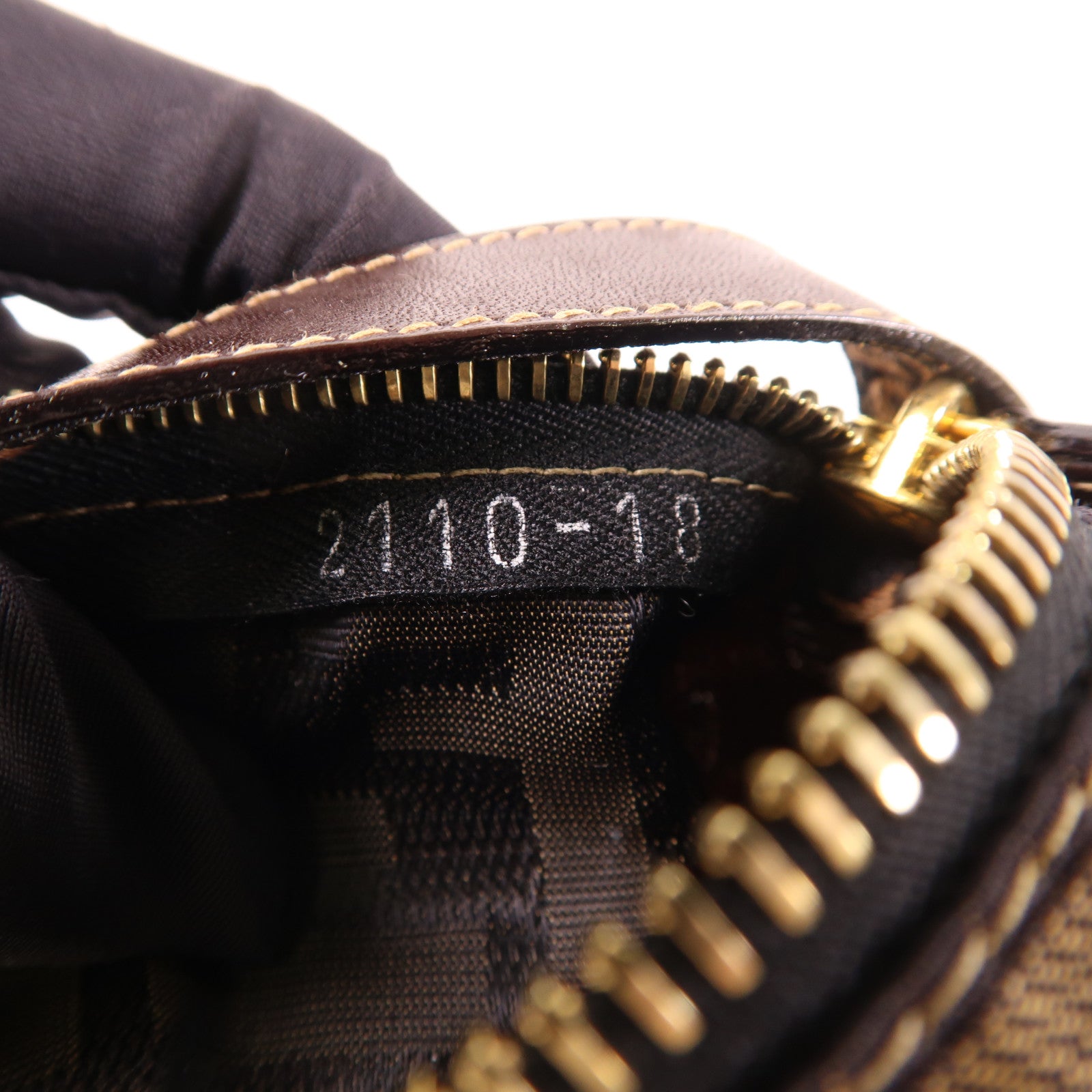 FENDI 帆布Pouch金扣小袋