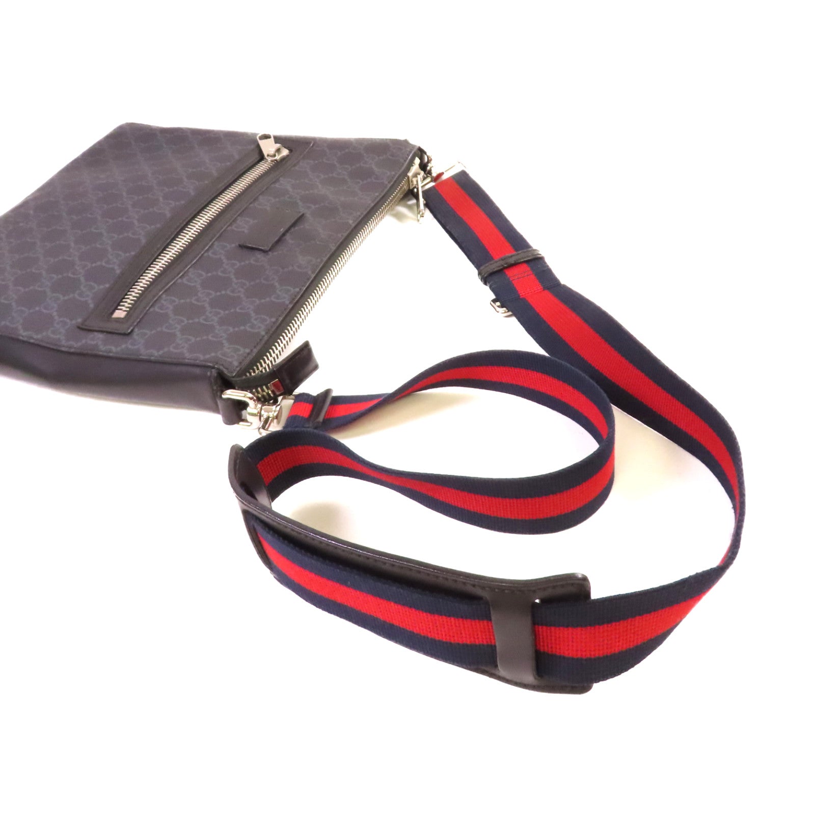 GUCCI 塗層帆布GG Messenger Bag銀扣肩背袋黑色/碳灰色