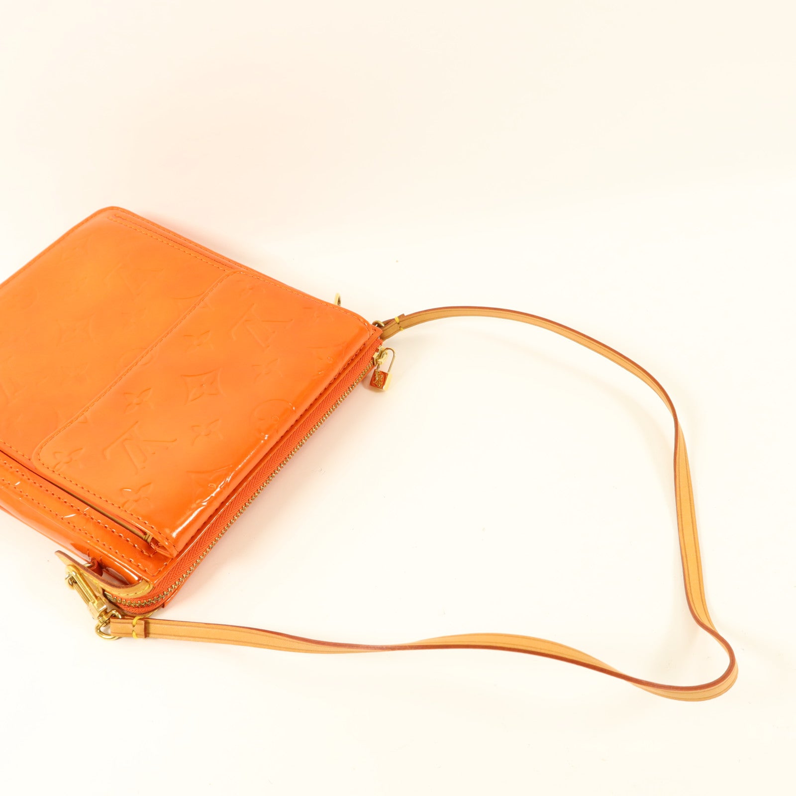 LOUIS VUITTON Monogram Vernis Motto Accessory Pouch金扣肩背袋