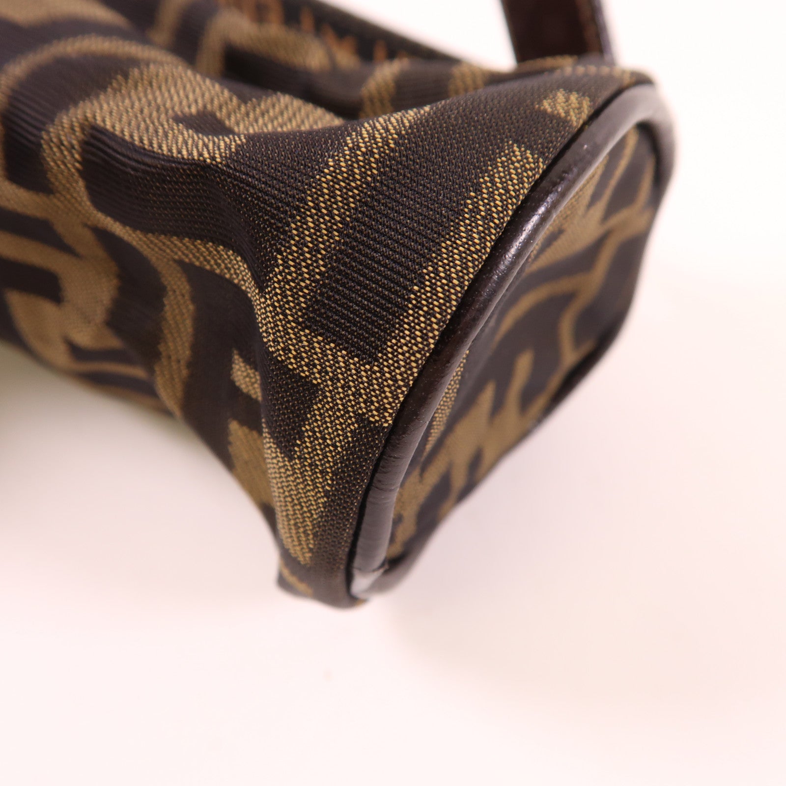 FENDI 帆布Pouch金扣小袋