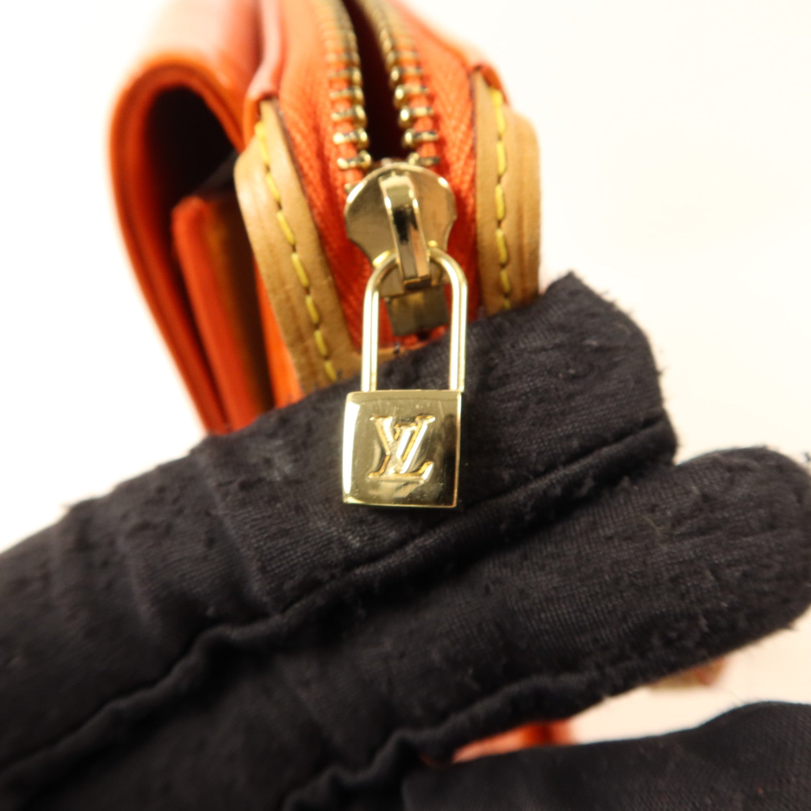 LOUIS VUITTON Monogram Vernis Motto Accessory Pouch金扣肩背袋