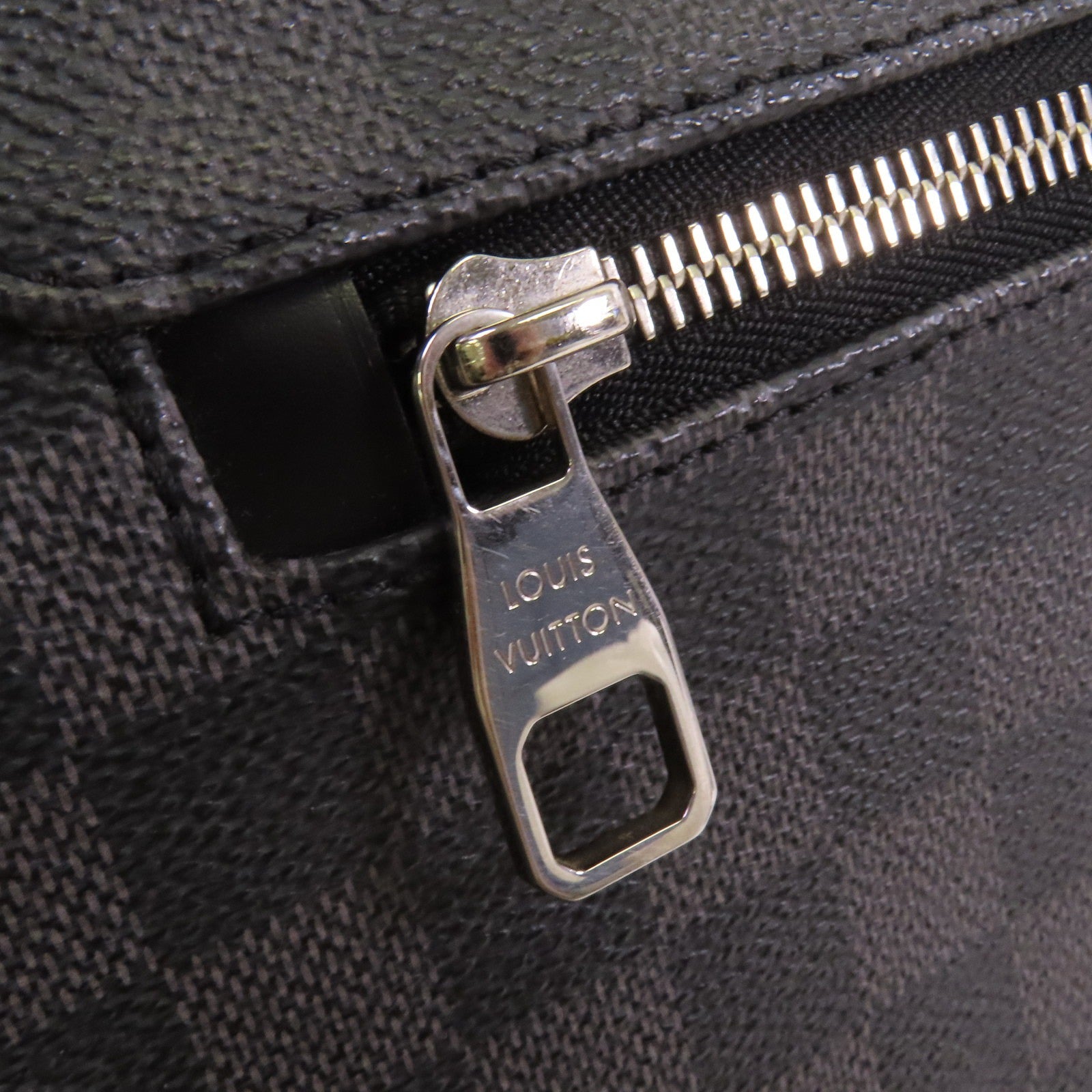 LOUIS VUITTON 【激減優惠】Damier Graphite District GM肩背袋