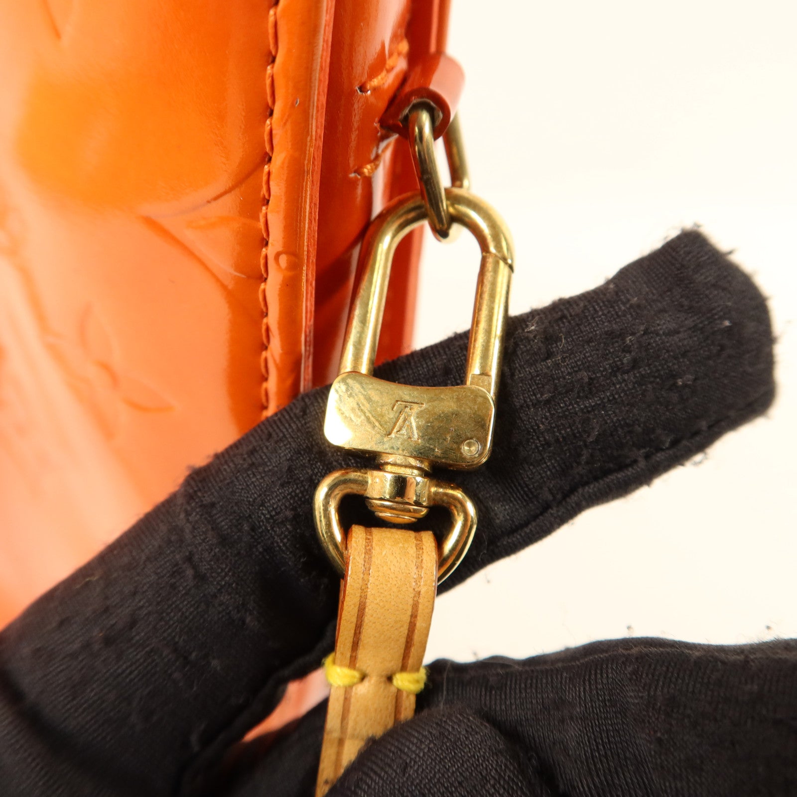 LOUIS VUITTON Monogram Vernis Motto Accessory Pouch金扣肩背袋