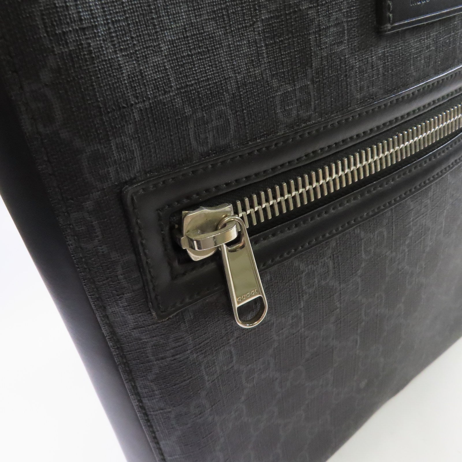 GUCCI 塗層帆布GG Messenger Bag銀扣肩背袋黑色/碳灰色