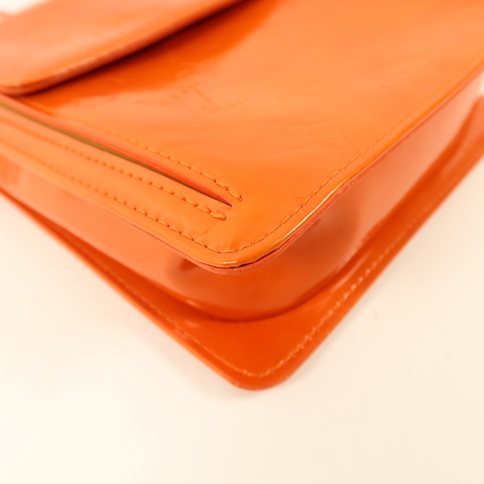LOUIS VUITTON Monogram Vernis Motto Accessory Pouch金扣肩背袋