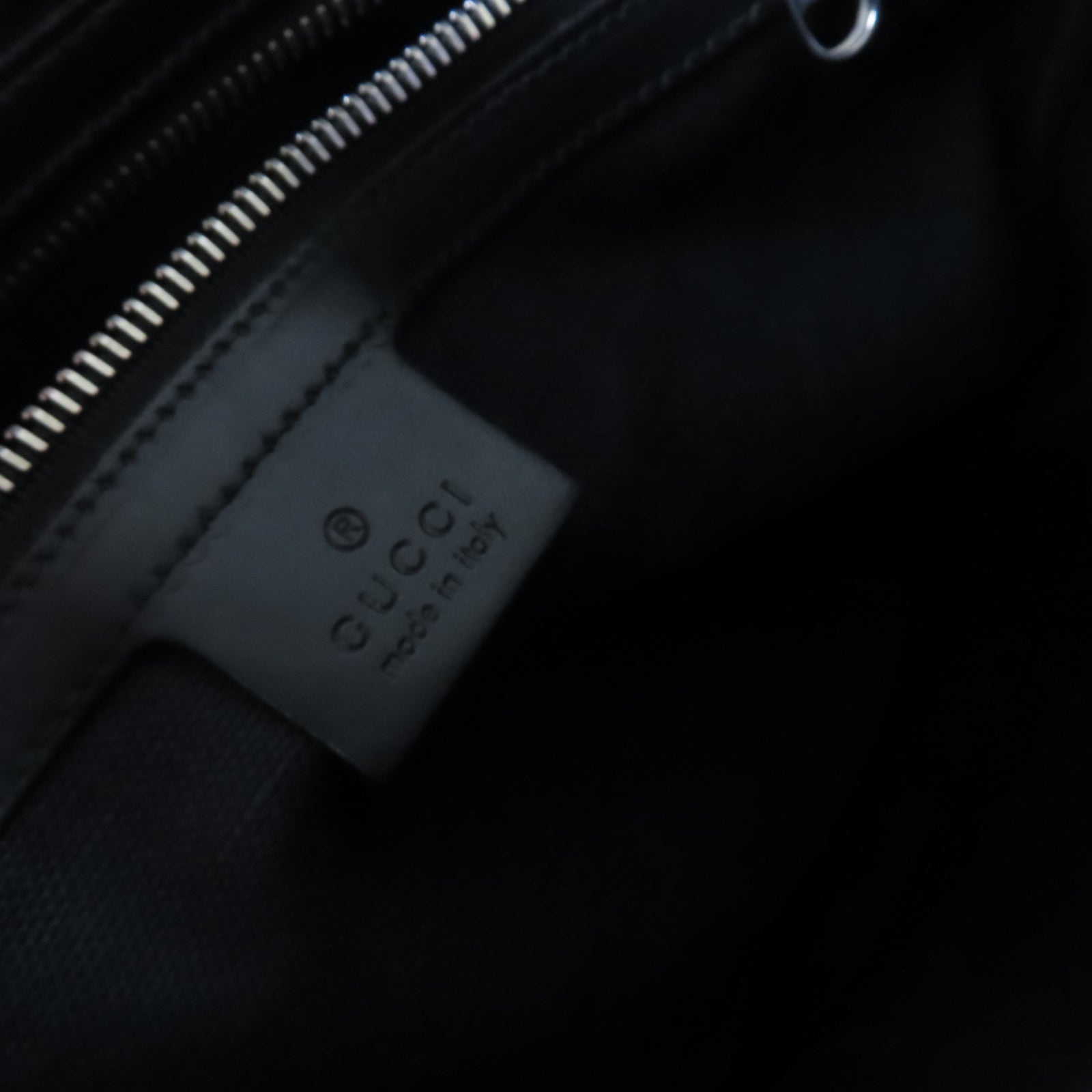 GUCCI 塗層帆布GG Messenger Bag銀扣肩背袋黑色/碳灰色