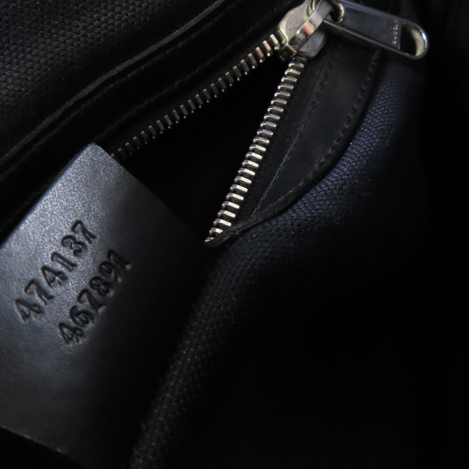 GUCCI 塗層帆布GG Messenger Bag銀扣肩背袋黑色/碳灰色