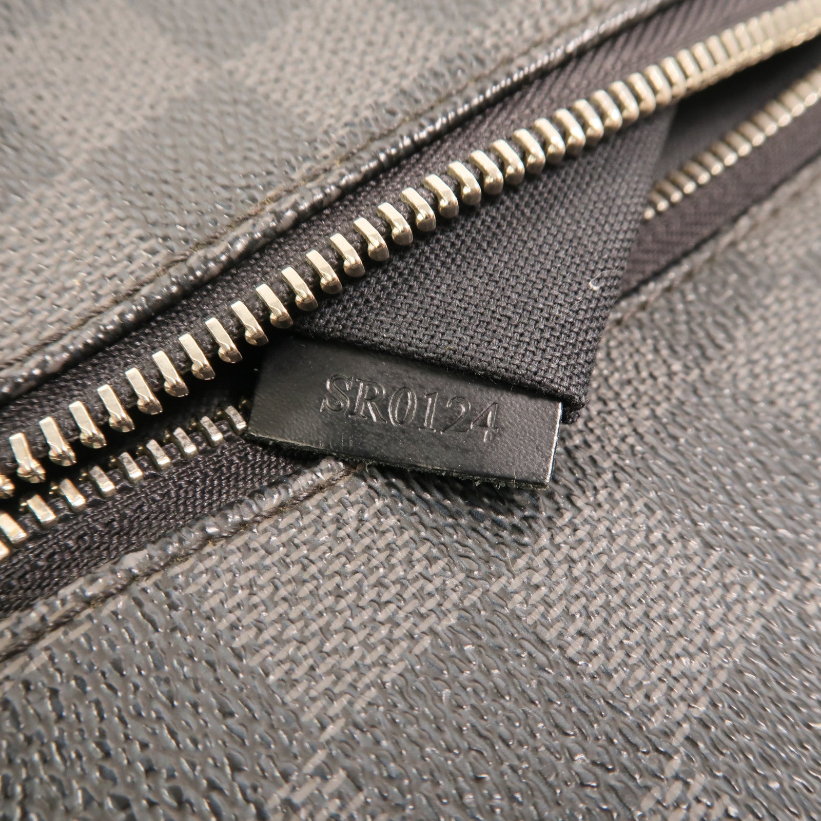 LOUIS VUITTON Damier Graphite Mick PM肩背袋
