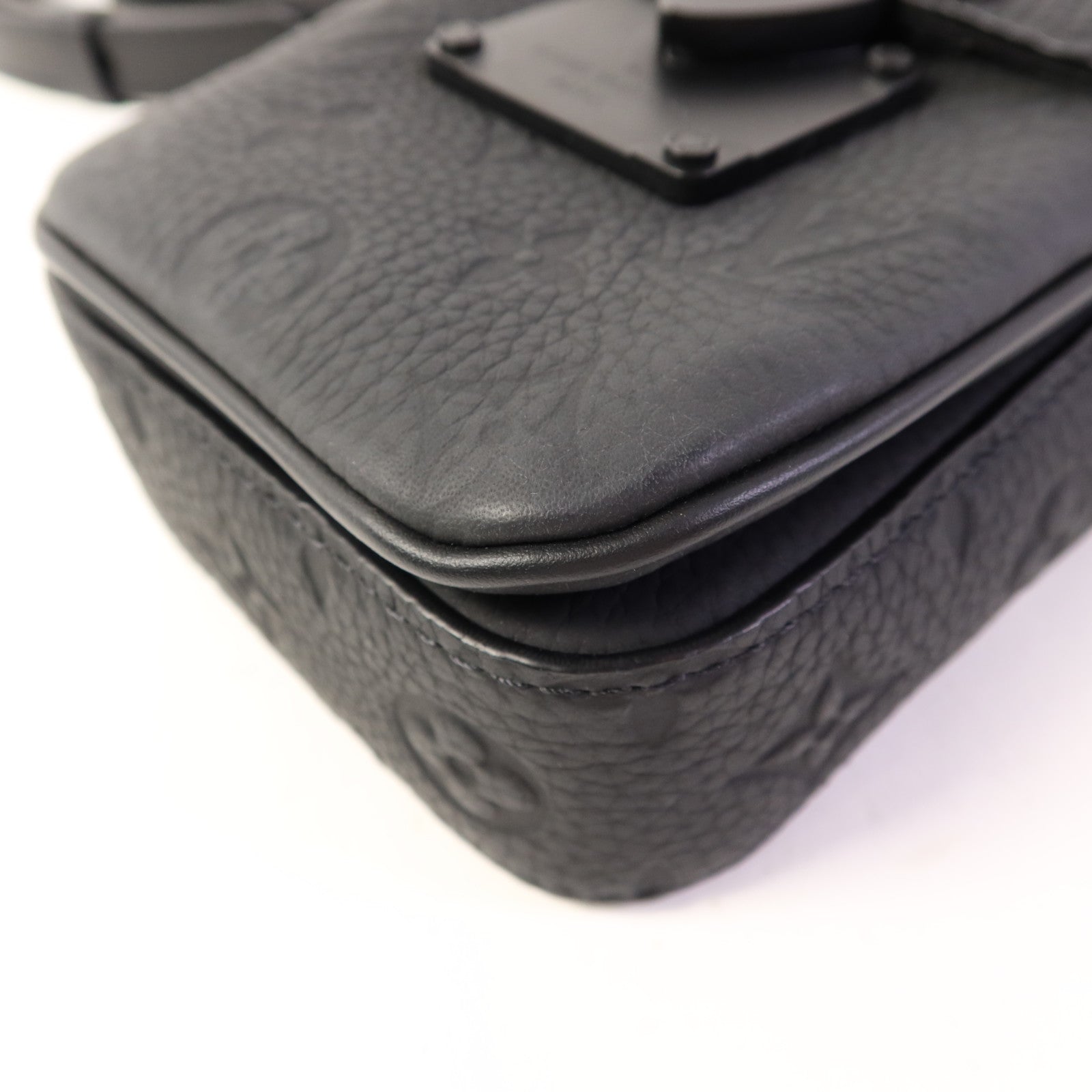 LOUIS VUITTON Monogram Taurillon S-Lock Vertical Wearable肩背袋